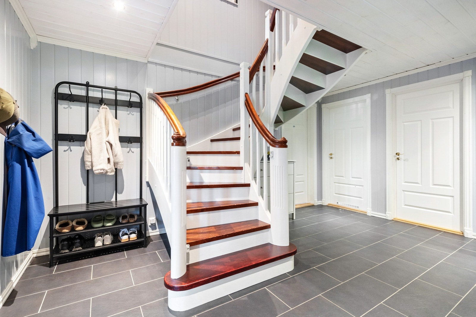 Romslig hall med flislagte gulv. Galleribilde