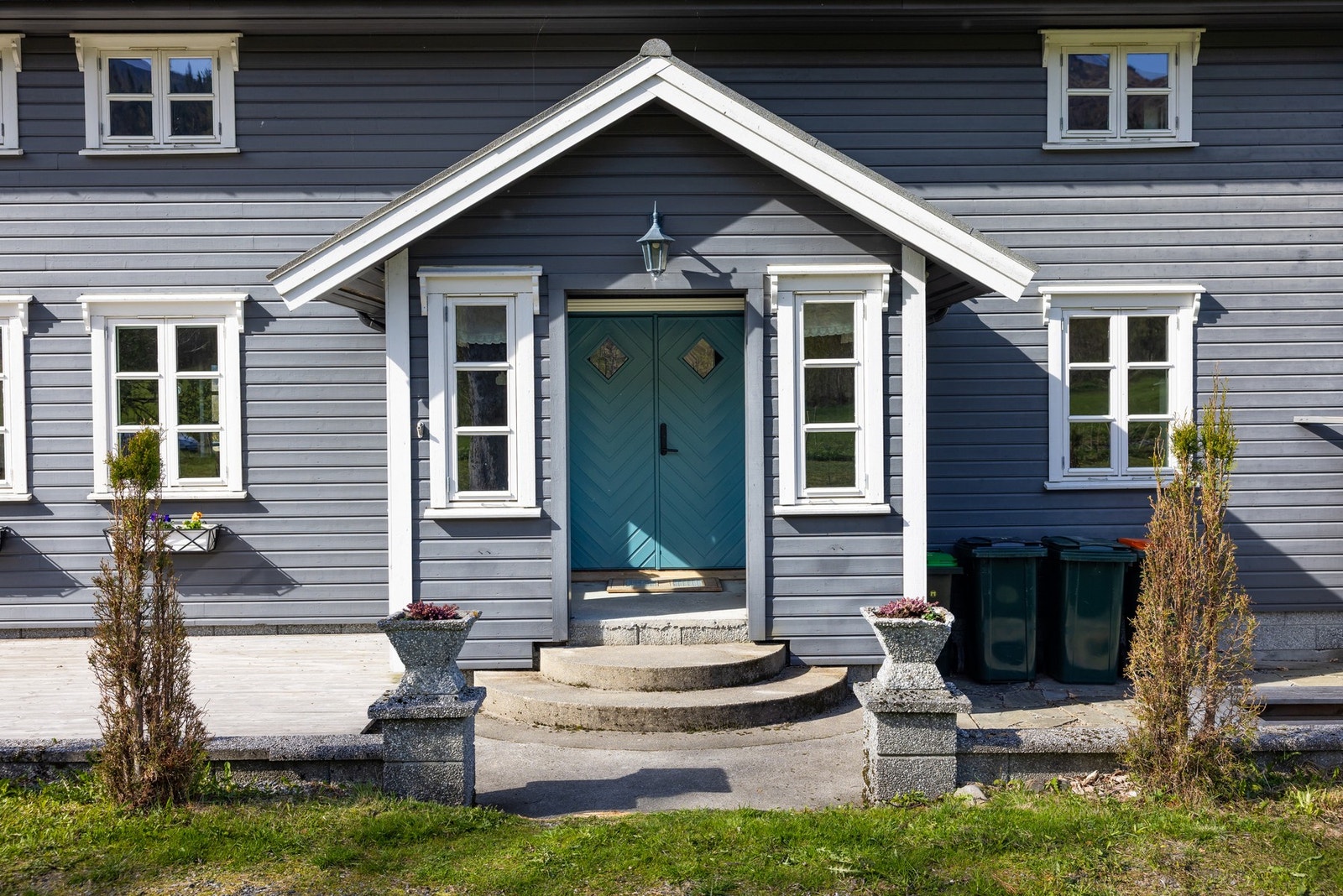 Flott, overbygd inngangsparti. Galleribilde