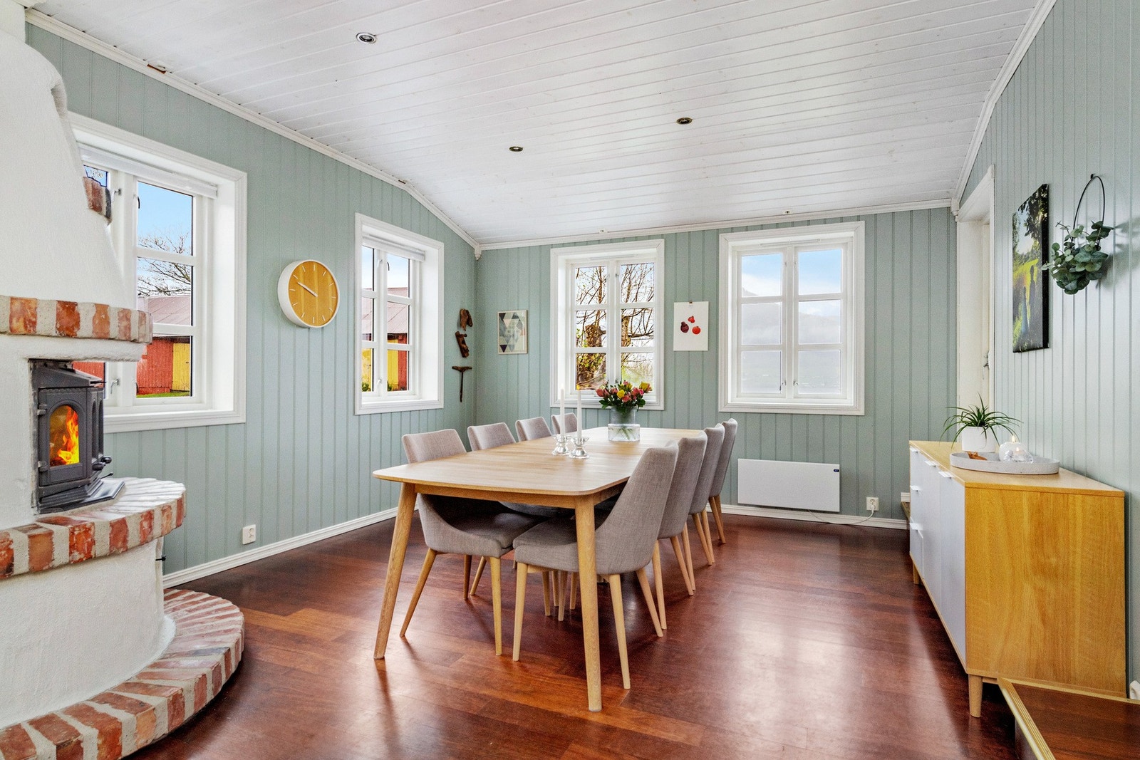 Kjøkkenet med tilhørende spisestue er selve hjertet i dette huset. Galleribilde