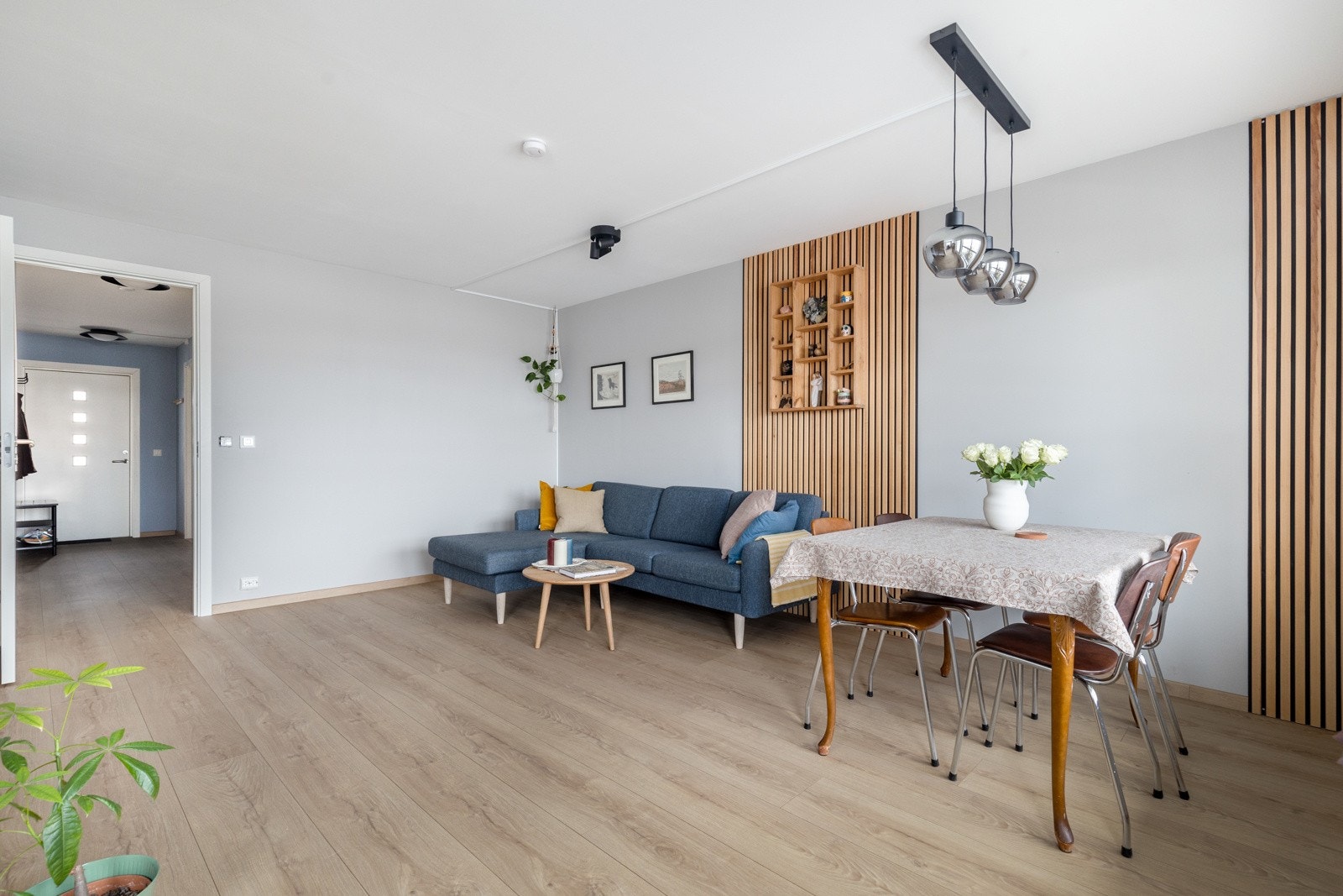 Stuen og kjøkkenet måler 29 kvm. Stilige elementer av spilevegg gir stuen et moderne preg. Galleribilde