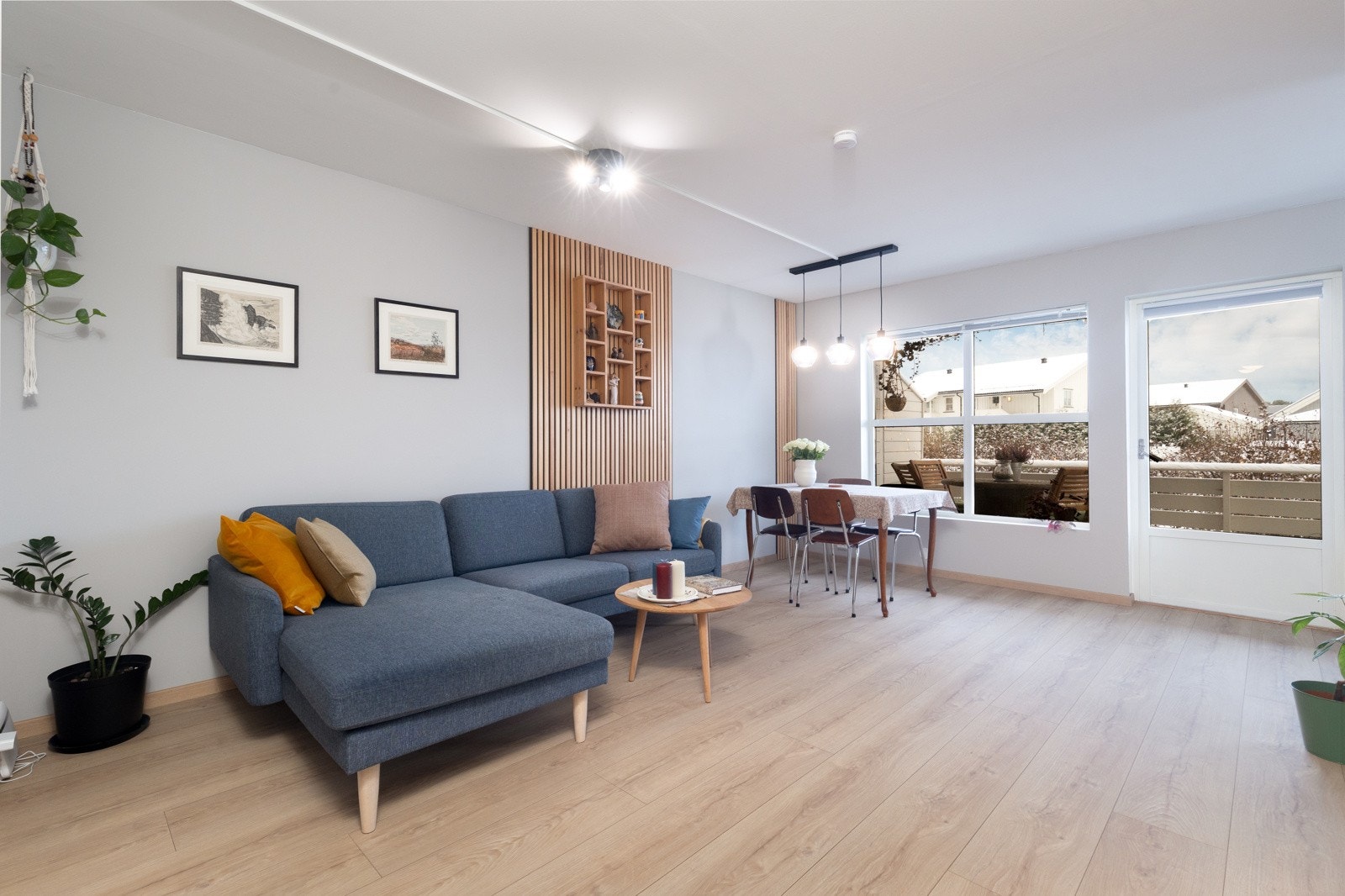 Stuen er romslig med god natulig belysning fra store vindusflater mot terrassen. Galleribilde