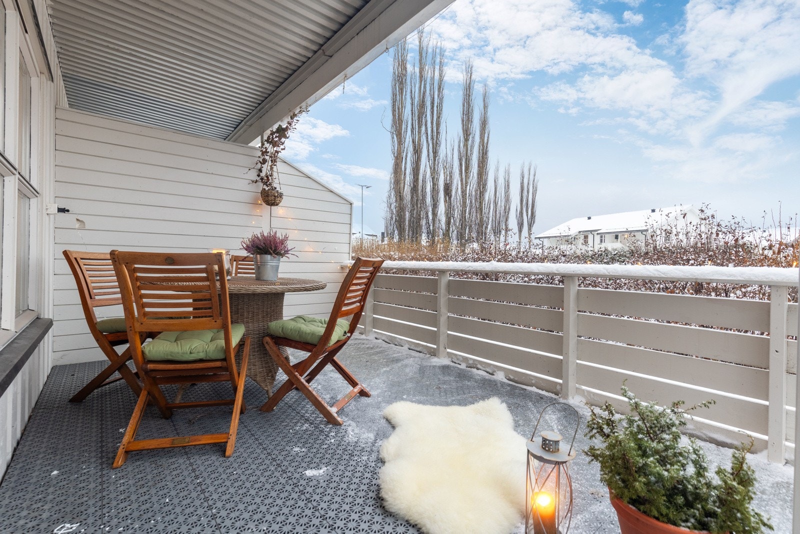 Terrassen har gode solforhold og god plass til ønsket møblering. Galleribilde