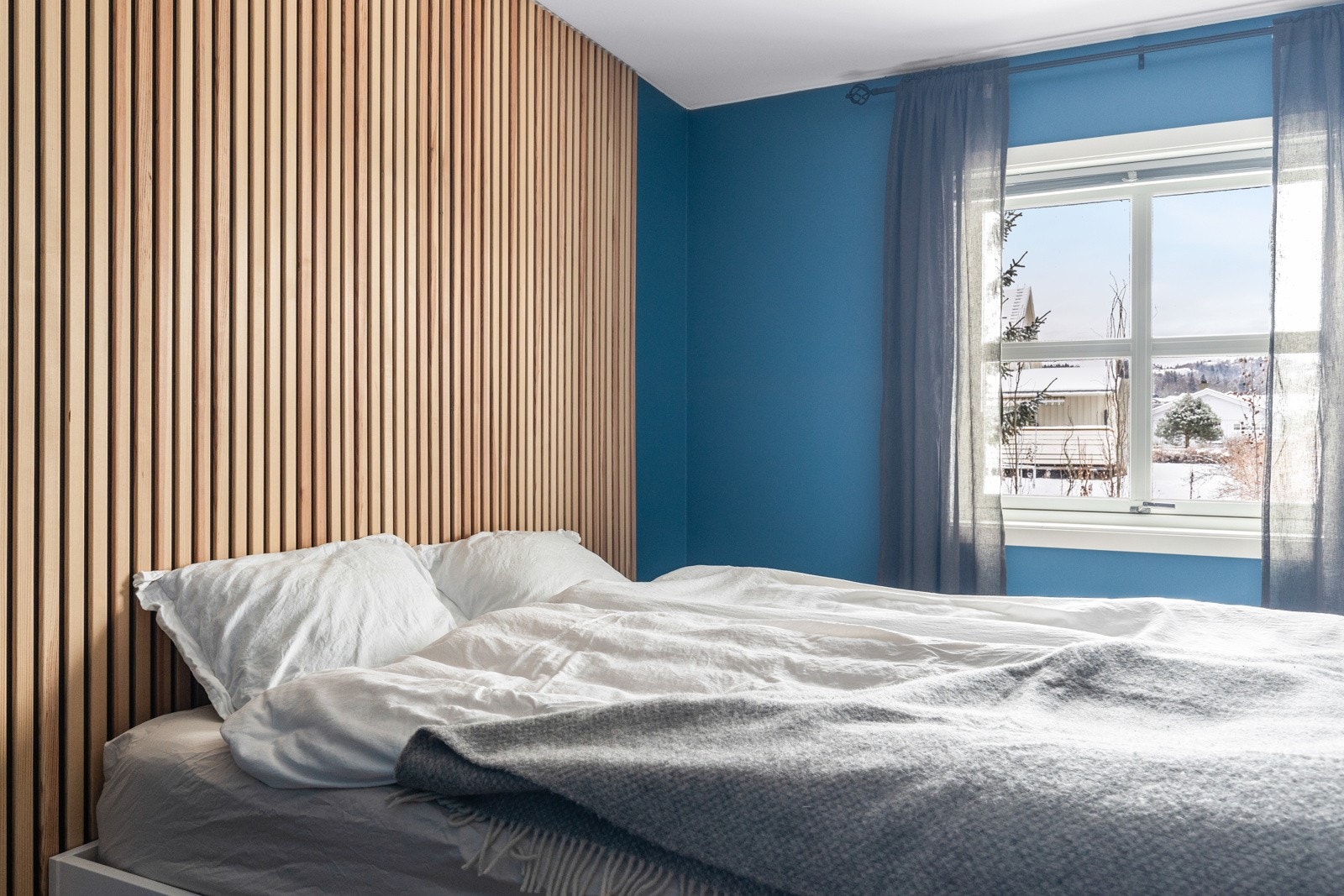 Som boligens naturlige hovedsoverom har man god plass til møblering med blant annet dobbeltseng og en eventuell garderobeløsning. Galleribilde