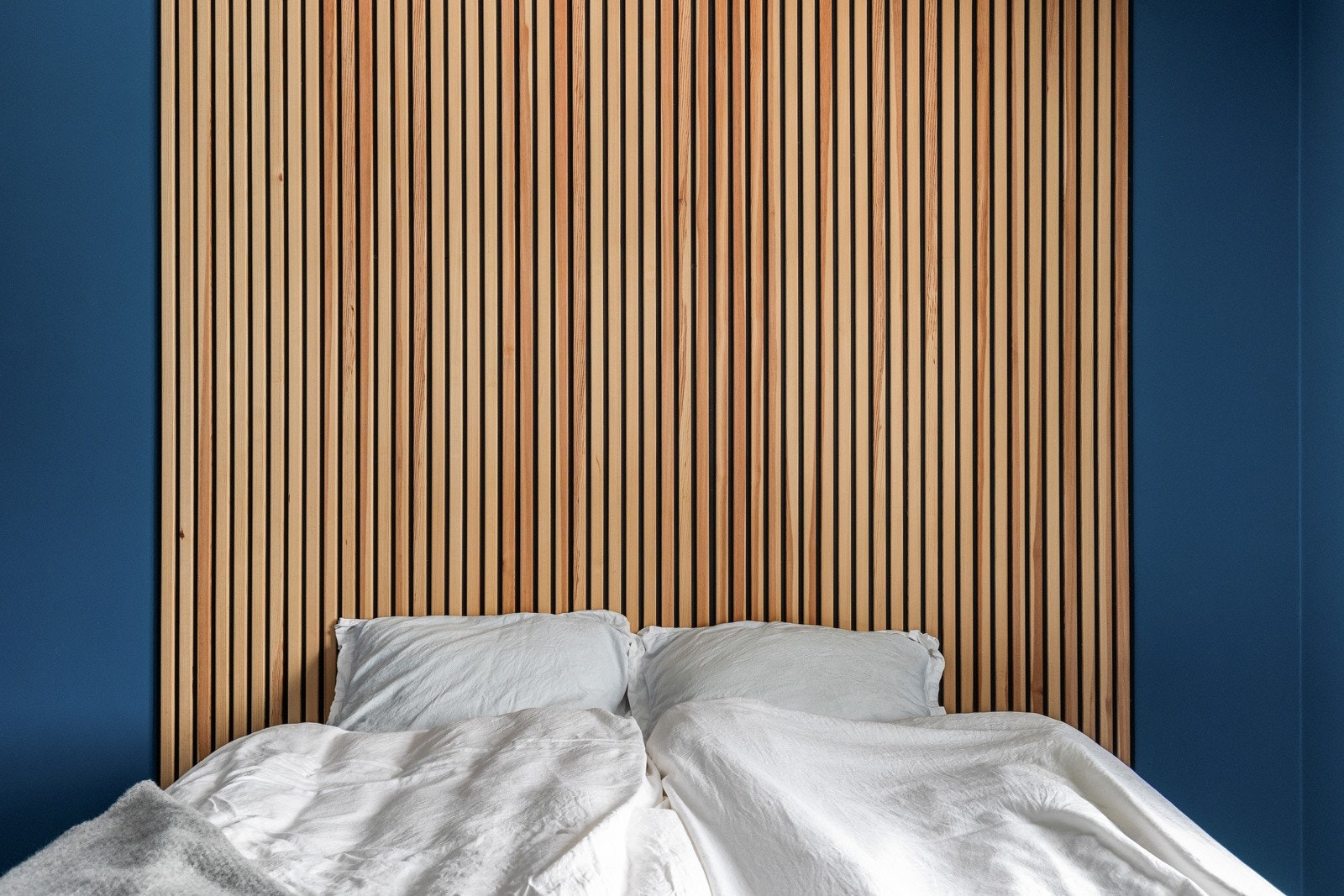 En lekker spilevegg deler av rommet på en elegant måte. Galleribilde