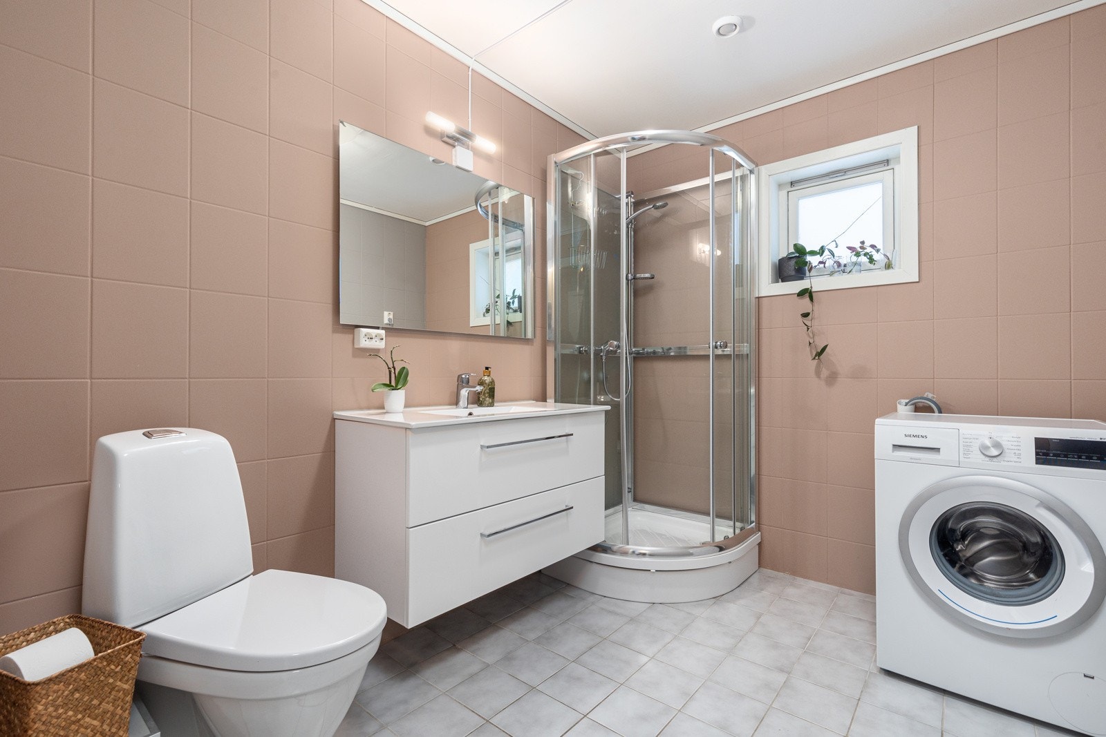 Flott baderom som ble betydelig oppgradert i perioden 2020/21. Galleribilde