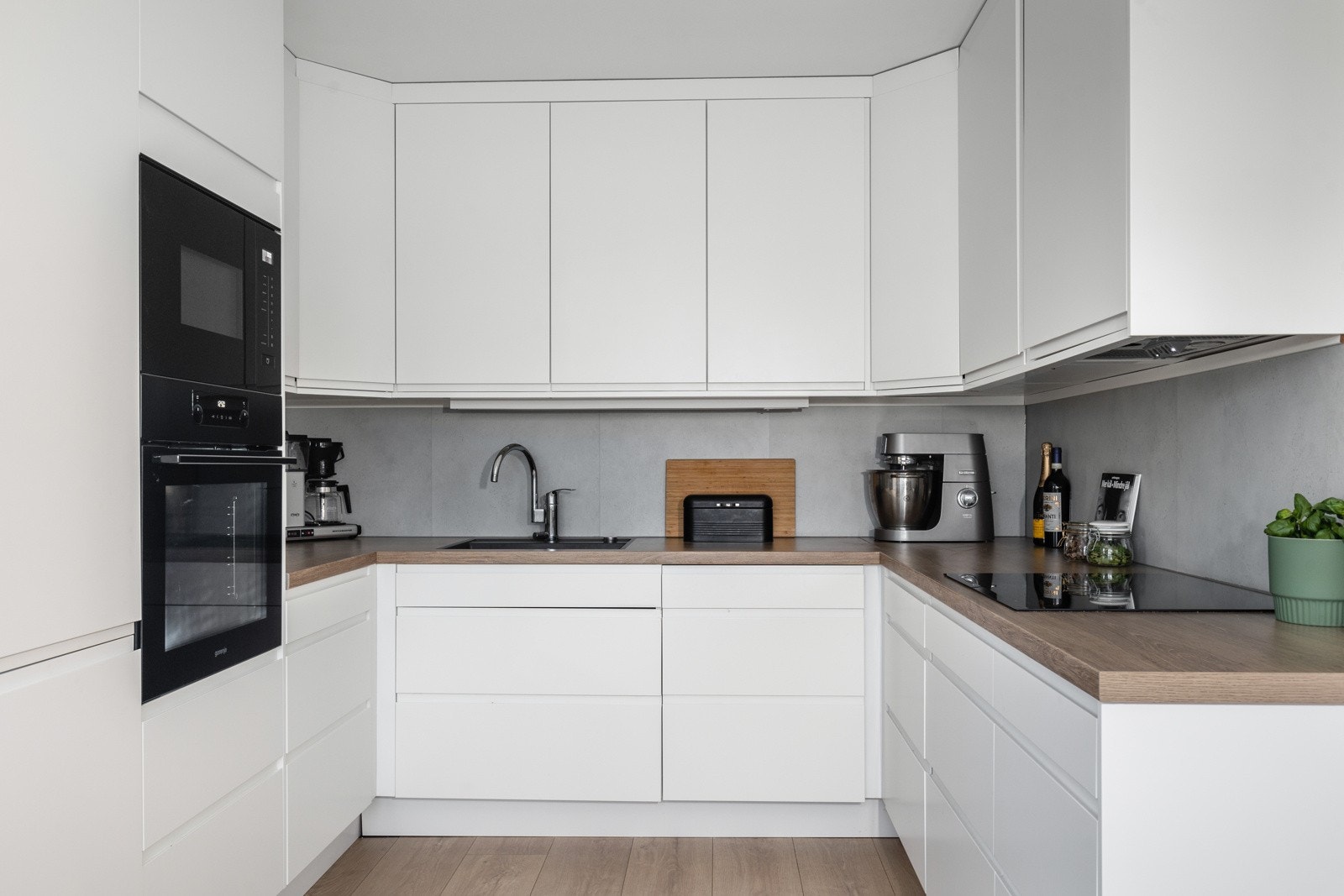 Alt av synlige rør samt avtrekk er nytt av 2021 og kjøkkenet er vurdert til TG-1 av takstmann. Galleribilde