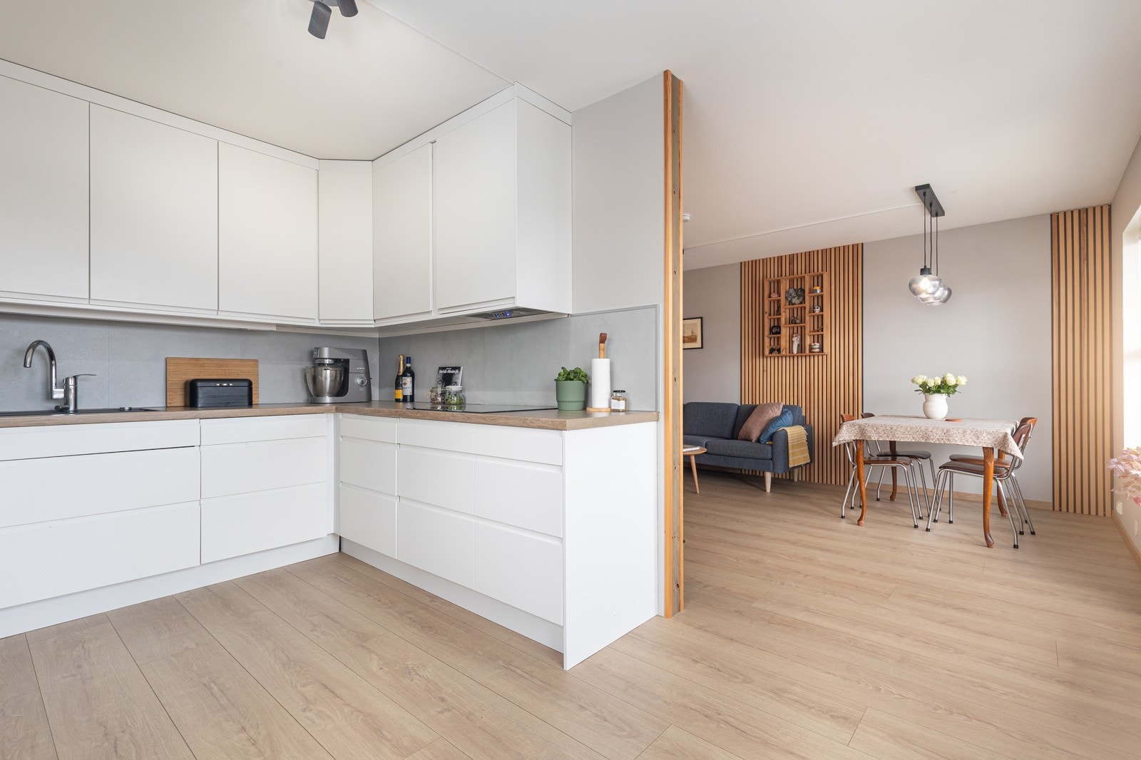 Den åpne stue- og kjøkkenløsningen gjør rommet svært romslig. Galleribilde