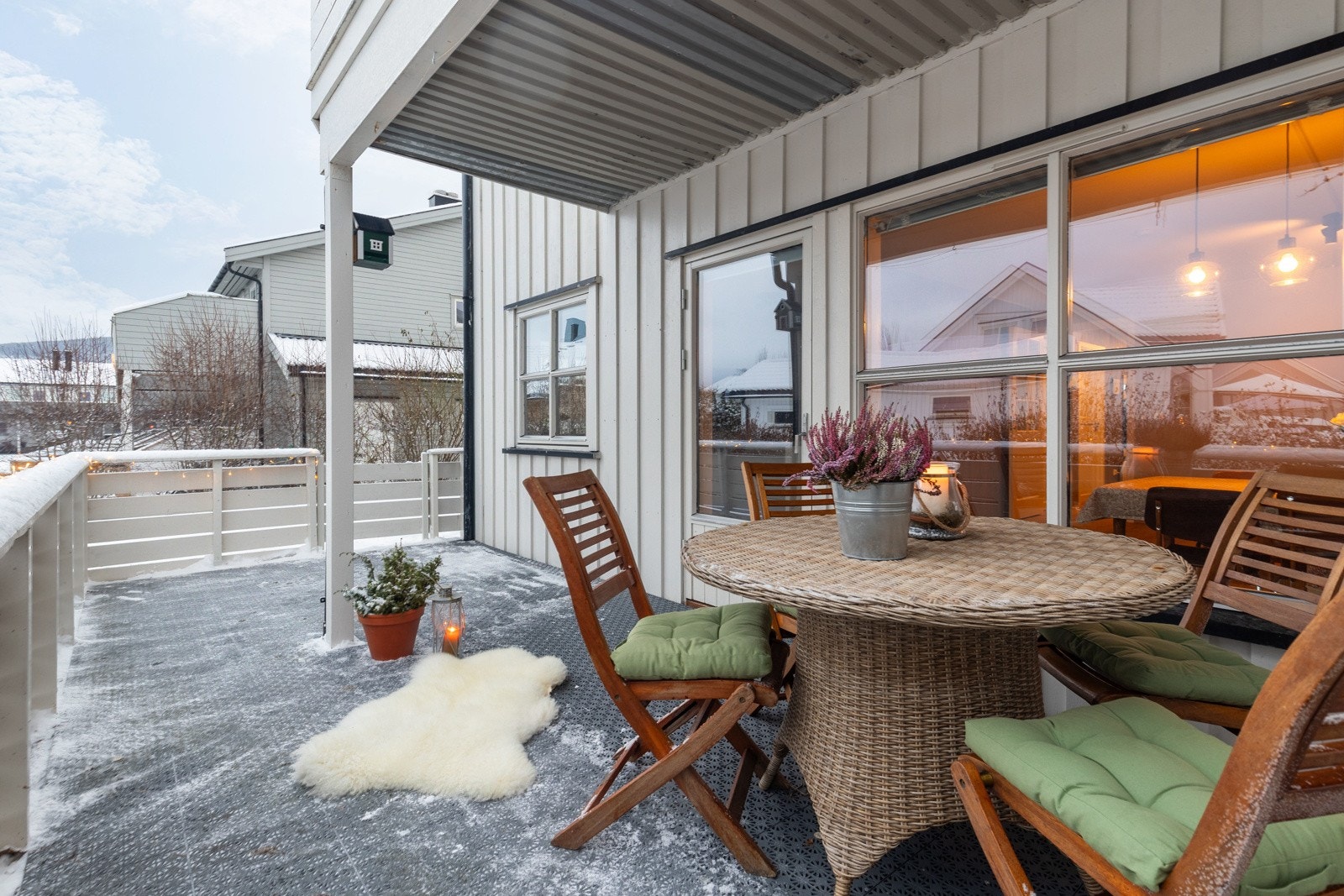 Fra stuen har man direkte adkomst til boligens vestvendte terrasse. Galleribilde