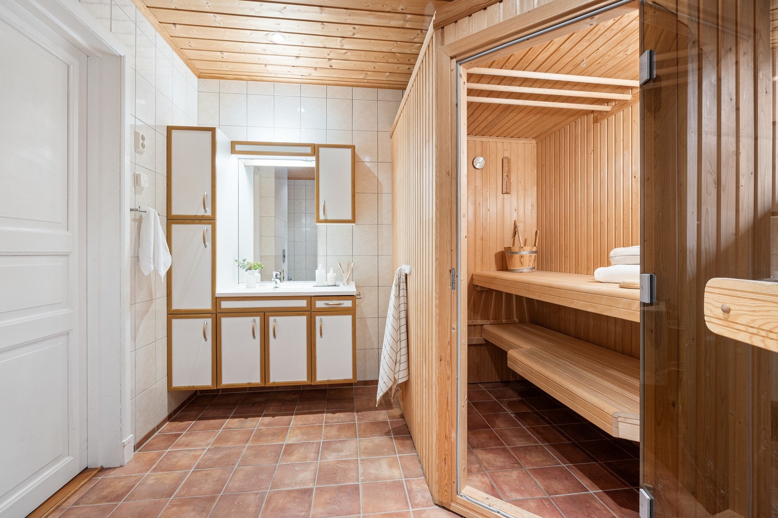 Badet er helfliset, og i badstuen er det paneloverflater, plassbygd benk og badstueovn. Galleribilde