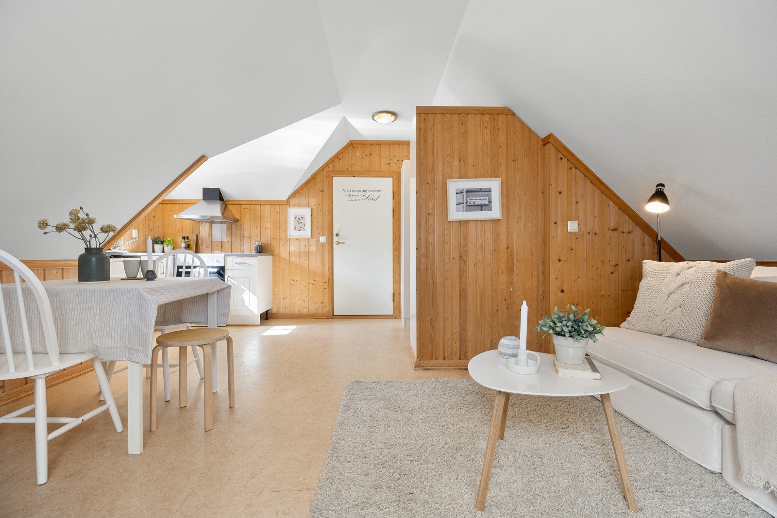Rommet er innredet med garderobeskap og har god plass til både tv-lounge og spisebord. Galleribilde