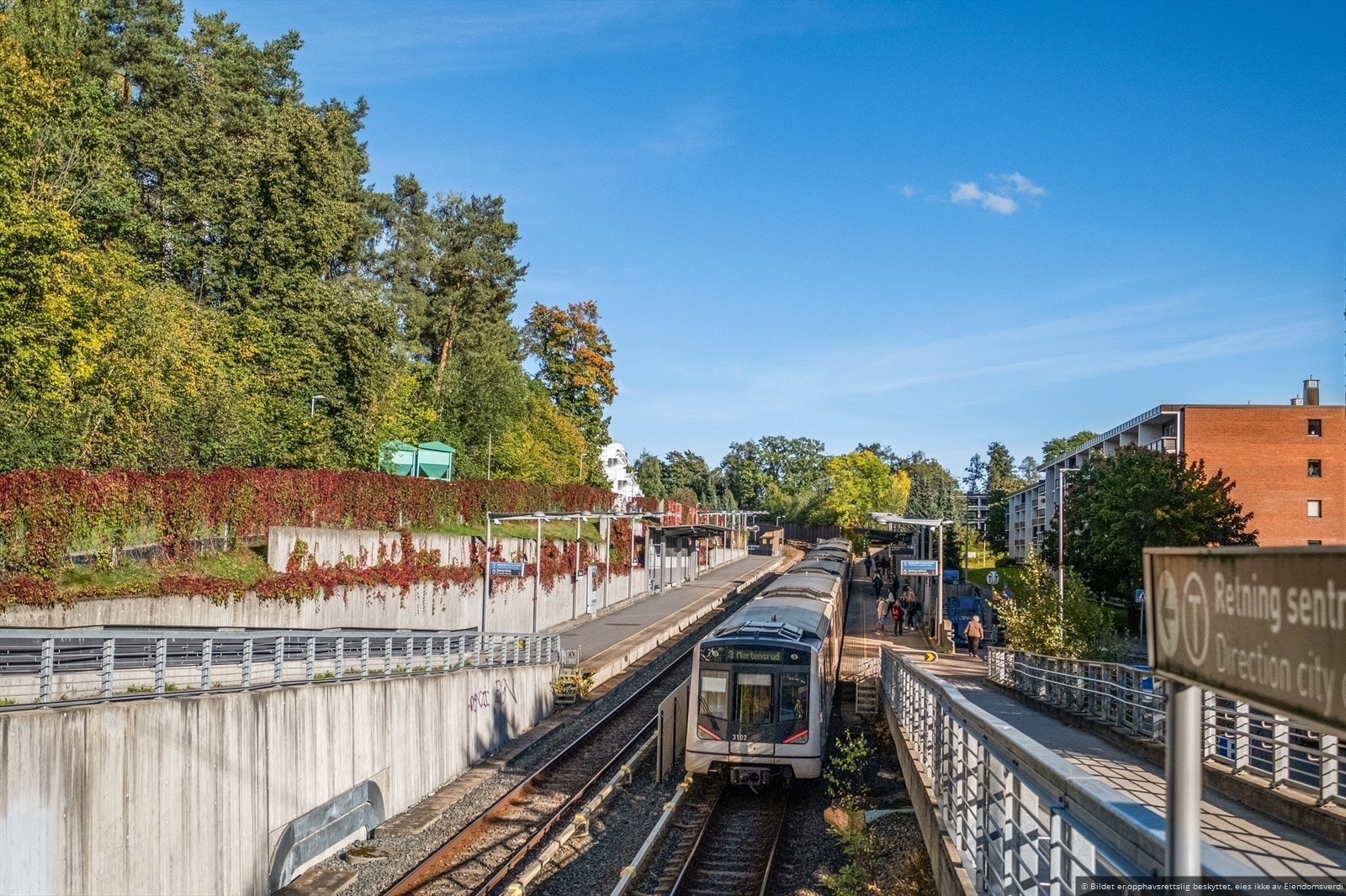Nærmeste holdeplass er Åsjordet T-banestasjon, som ligger ca. 2 min/200 meter fra boligen Galleribilde