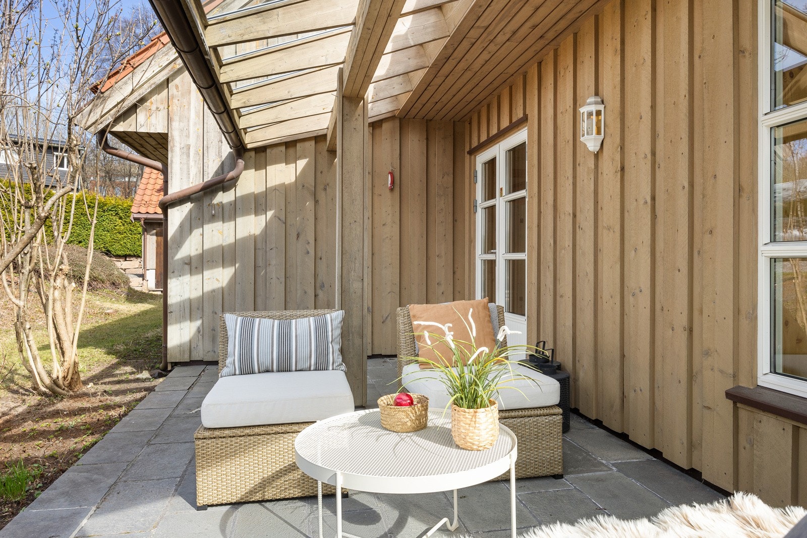 Terrassen ligger lunt plassert i indre hjørnet mot sydvest, noe som gir optimale solforhold. Galleribilde