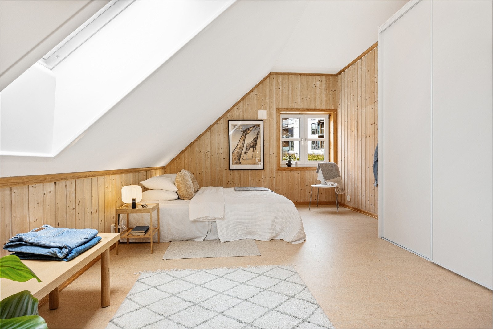 Oppe er det tre gode soverom med takvinduer. Det ene er innredet med skyvedørsgarderobe. Galleribilde
