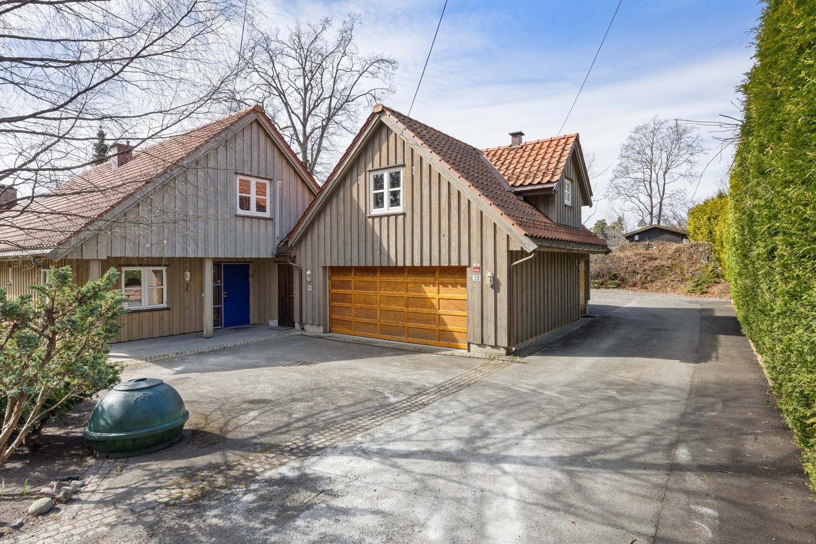 Inngangen til hybelen er med trapp fra nordveggen av garasjen. Galleribilde