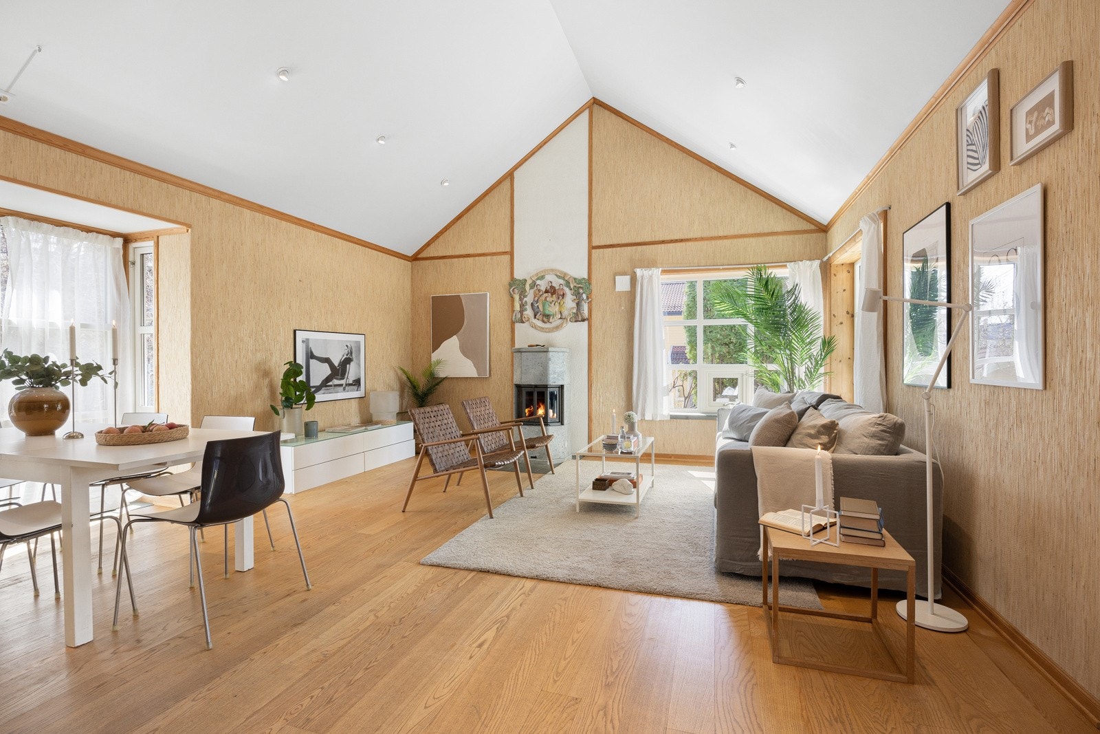 Stuen har god plass til tv-lounge, samt et spisebord i karnappet. En peisovn i kleberstein gir ekstra hygge. Galleribilde