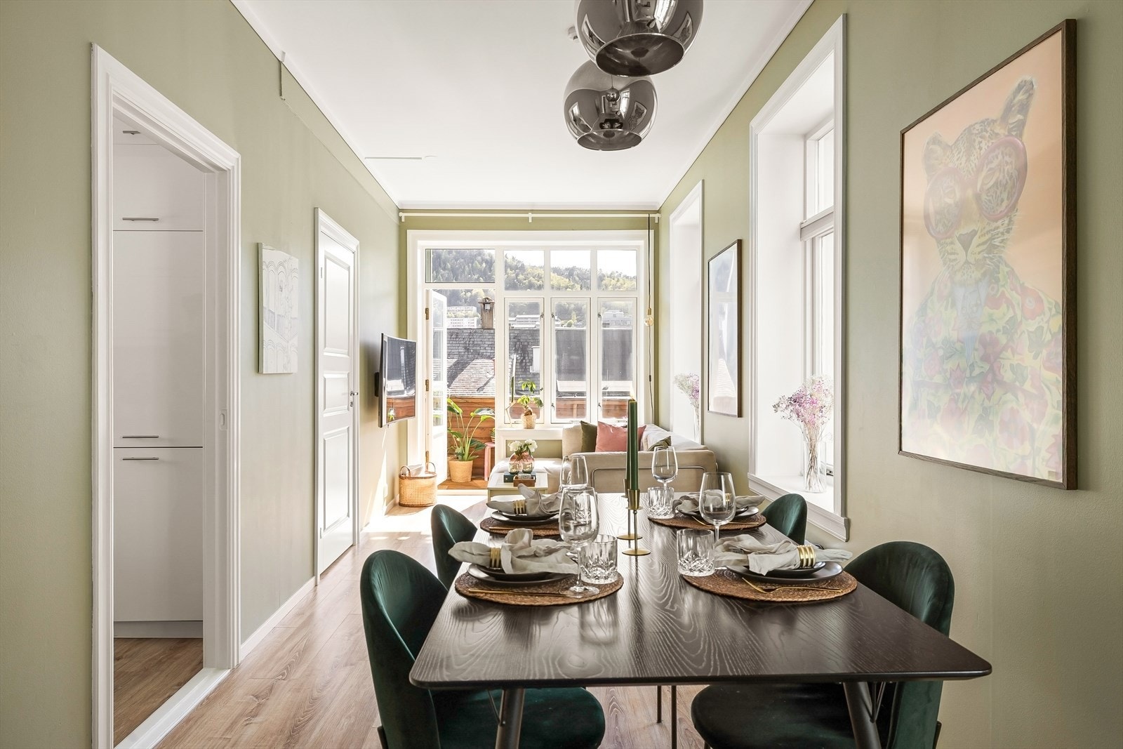 Leiligheten har en praktisk planløsning med god takhøyde på ca. 2,8m-2,9m. Stuen er på ca. 18 kvm med plass til sofa og spisebord, samt lite skrivebord. Galleribilde
