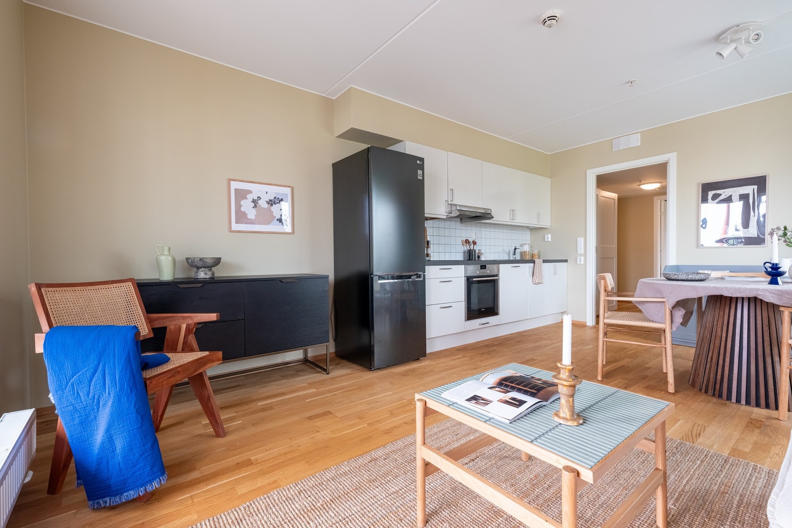 Stue- og kjøkken er i en åpen og sosial løsning. Galleribilde