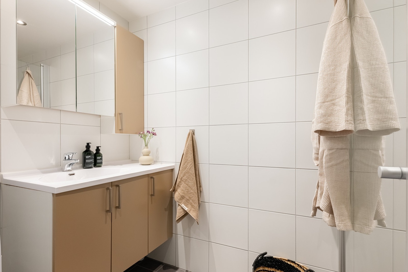 Innredningen består av servant på underskap, overskap og speilskap. Galleribilde