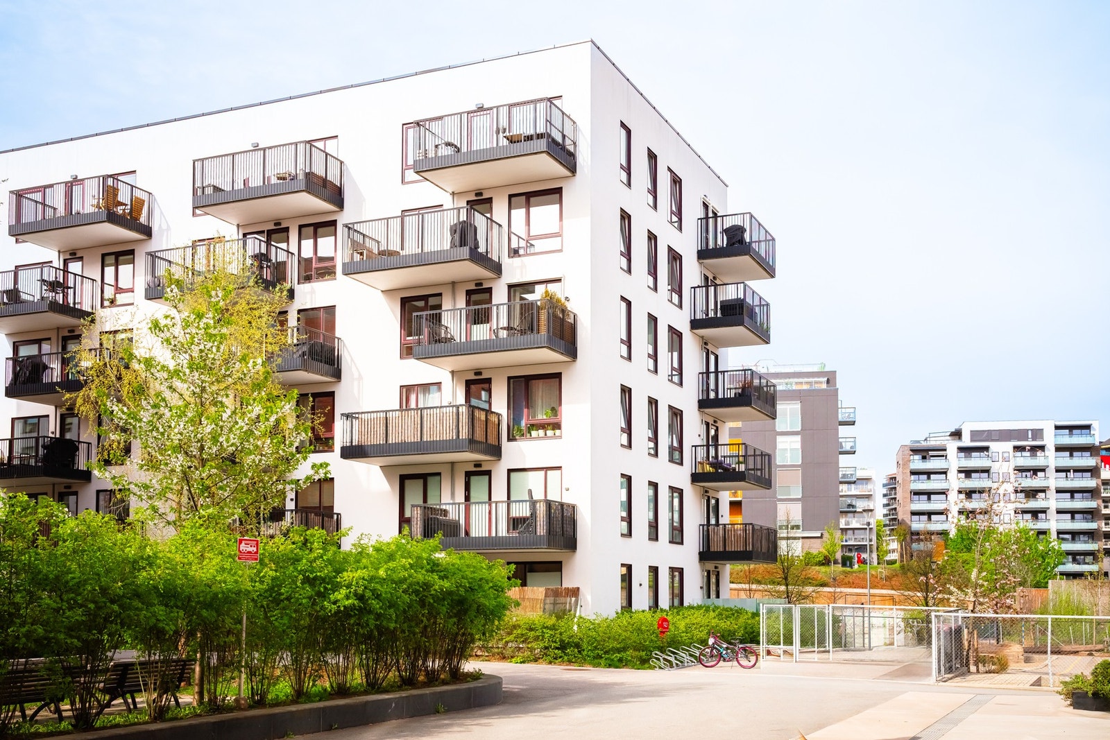 Fasade - Her bor du fint til uten trange gater og nabobygg helt inn på leiligheten. Galleribilde