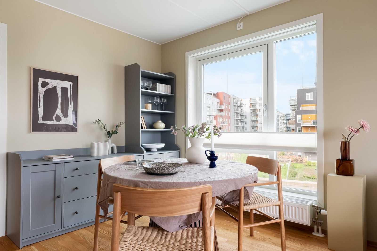 Det er naturlig sone for plassering av spisebordsgruppe. Galleribilde