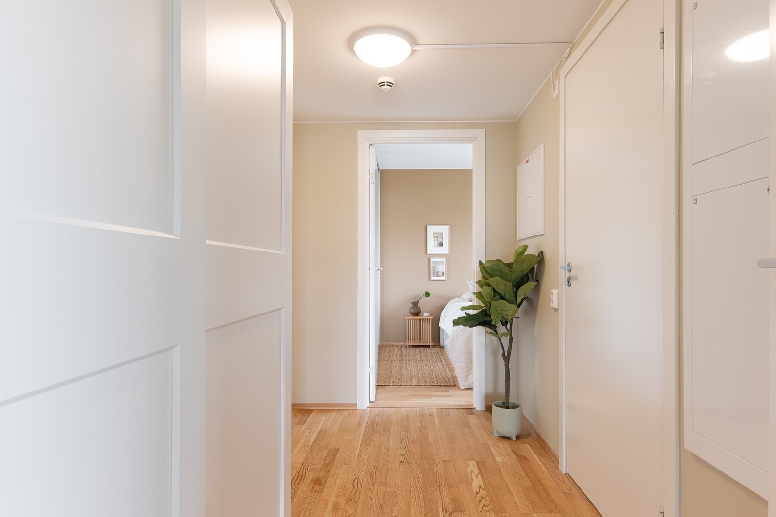 Entréen er av fin størrelse med plass til knaggrekker, speil og skostativ. Galleribilde