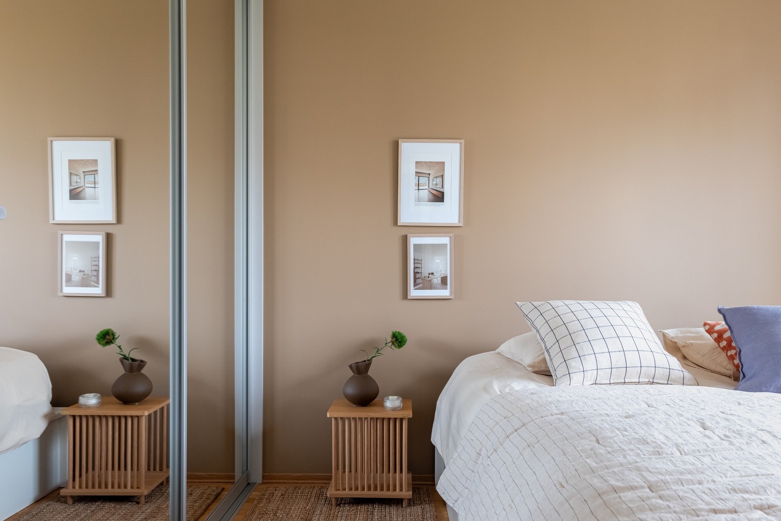 Her er det fin plass for stor seng med tilhørende nattbord. Galleribilde