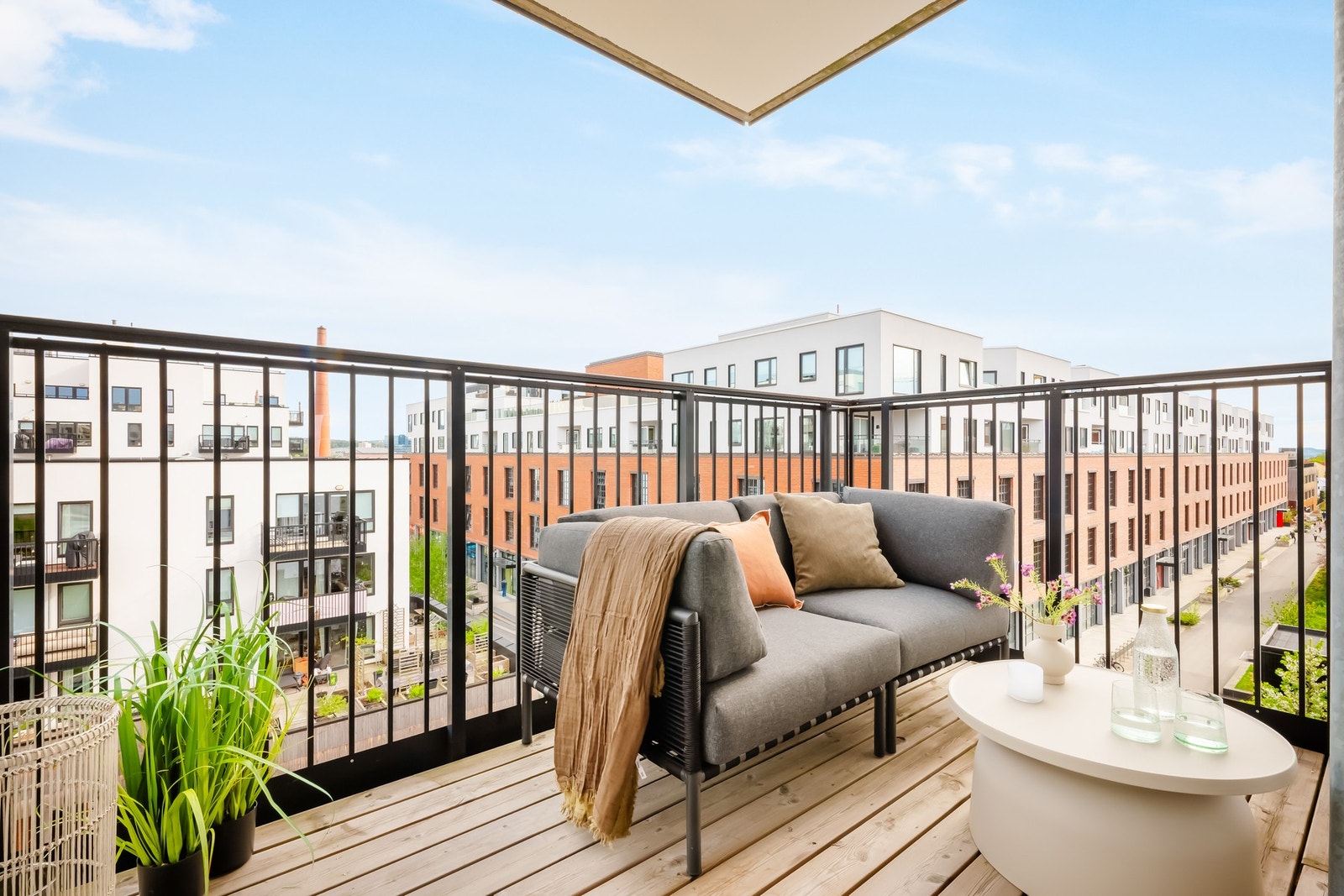 Dette er en innbydende 2-roms hjørneleilighet beliggende i byggets 5. etasje med heisadkomst. Galleribilde