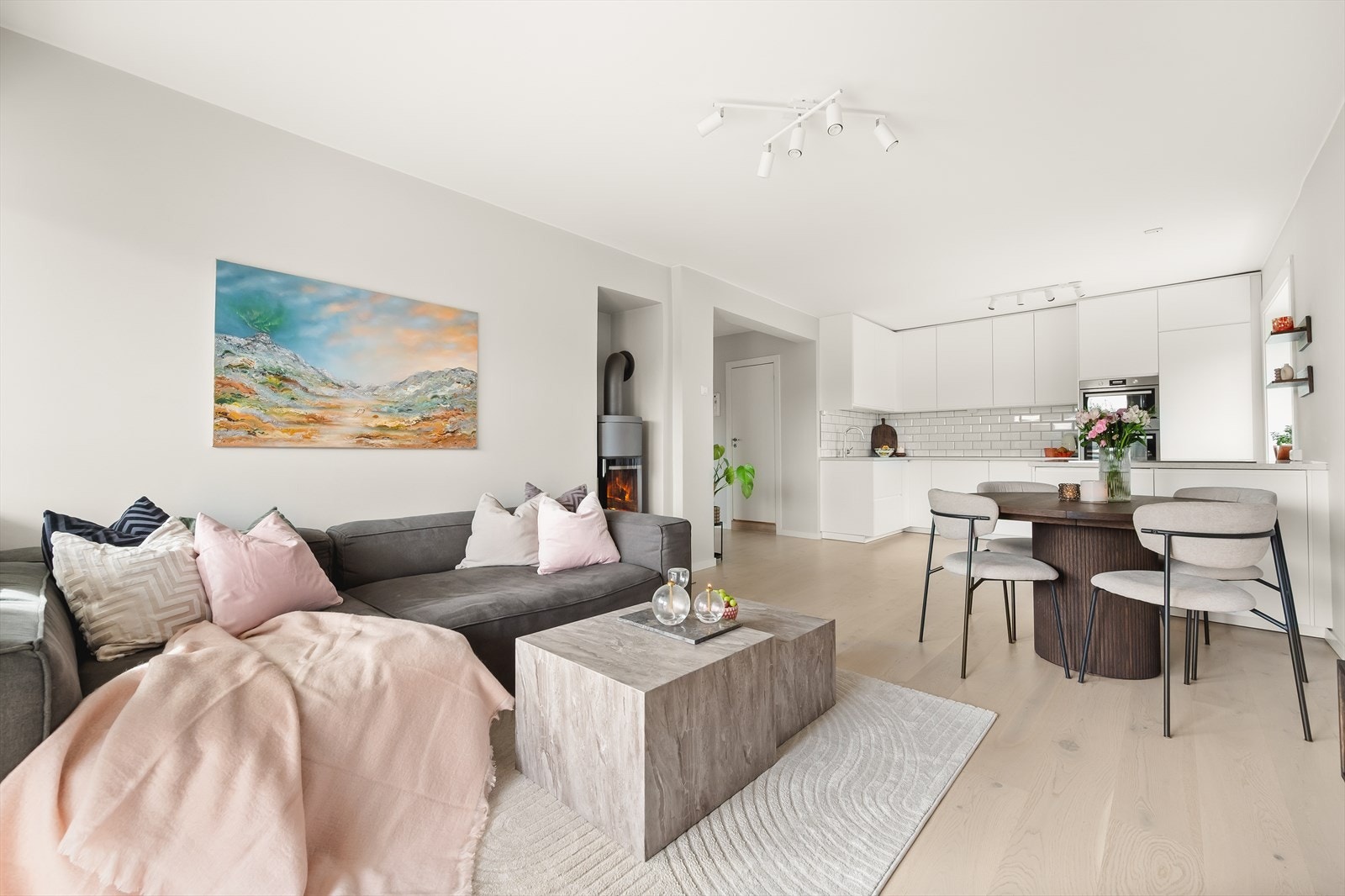 I stuen er det god plass til sofagruppe med tilhørende sofabord og tv-møblement. Galleribilde