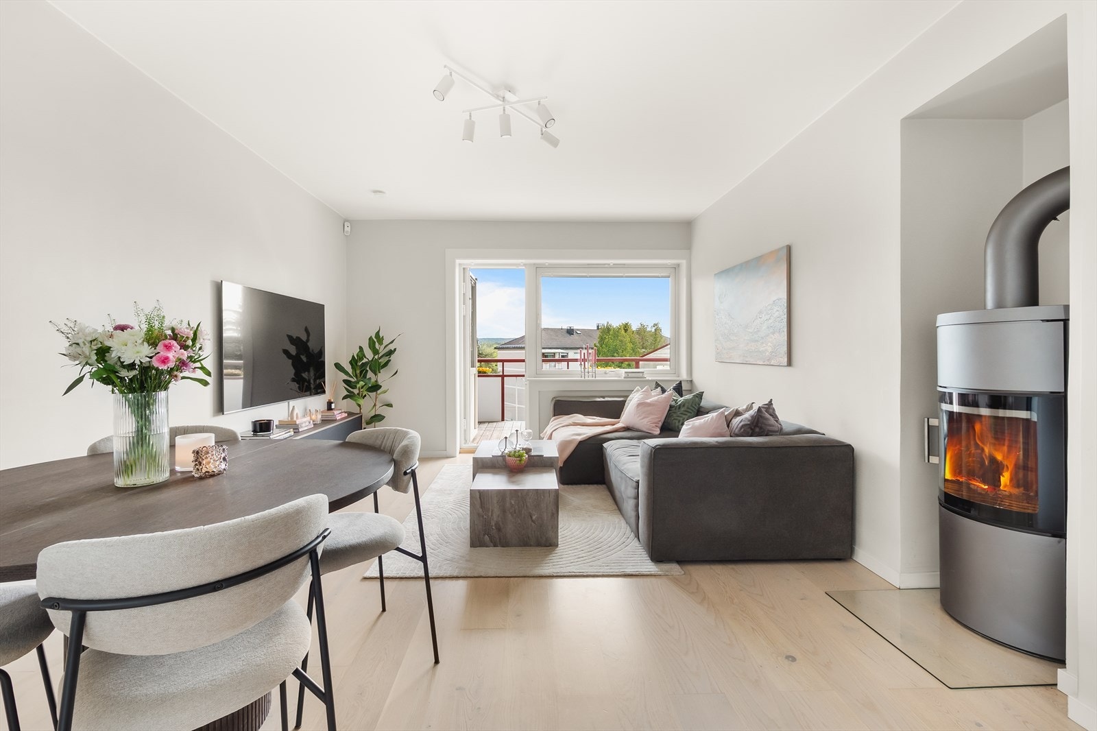 Den rentbrennende vedovnen fra 2020 bidrar til vedvarende og god varme. Galleribilde