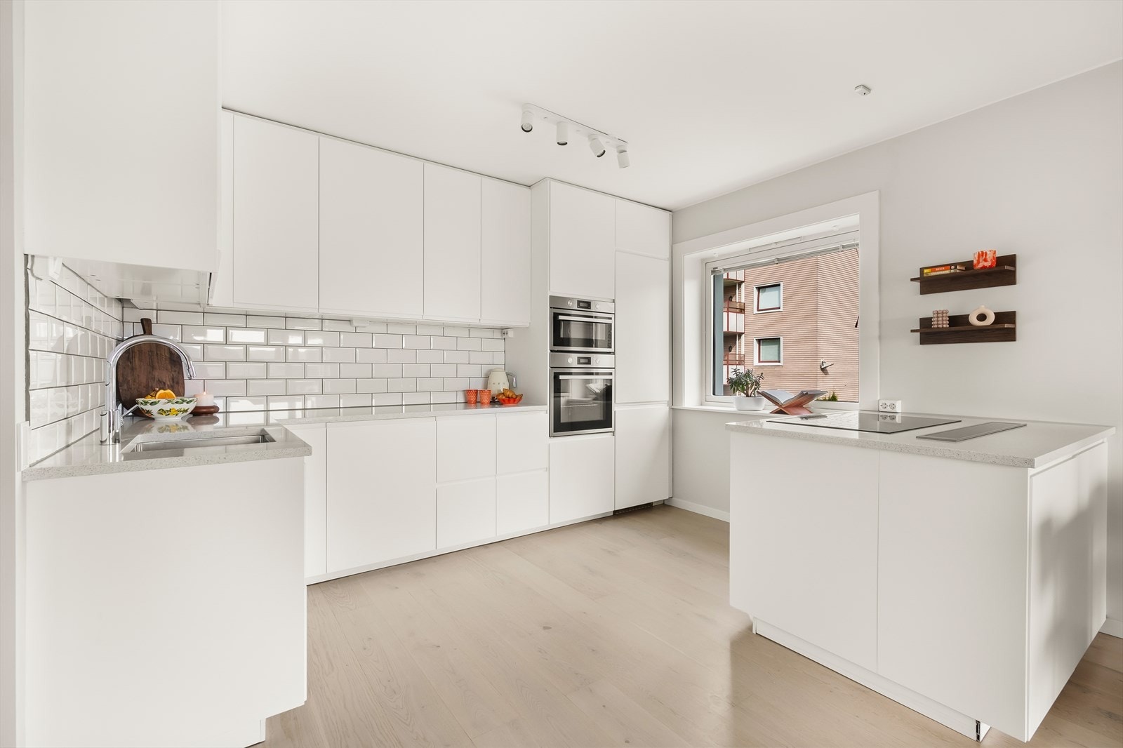 Moderne og tidsriktig kjøkken med øy fra 2019. Galleribilde