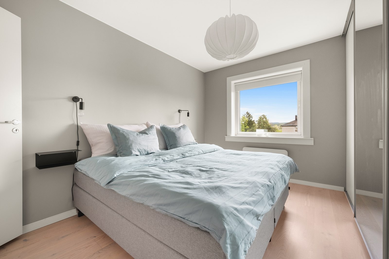 Rommet har stort vindu som sikrer godt med lys og luft. Soverommene vender mot rolig område. Galleribilde