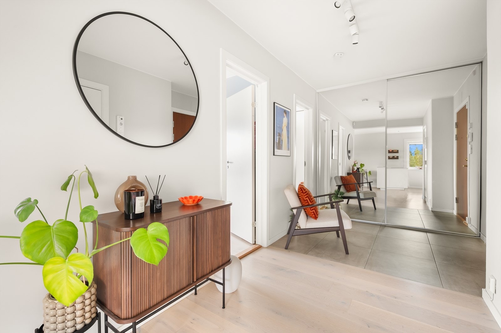 I gangen er det skyvedørsgarderobe og plass til skohylle og knagger for oppbevaring av yttertøy. Galleribilde