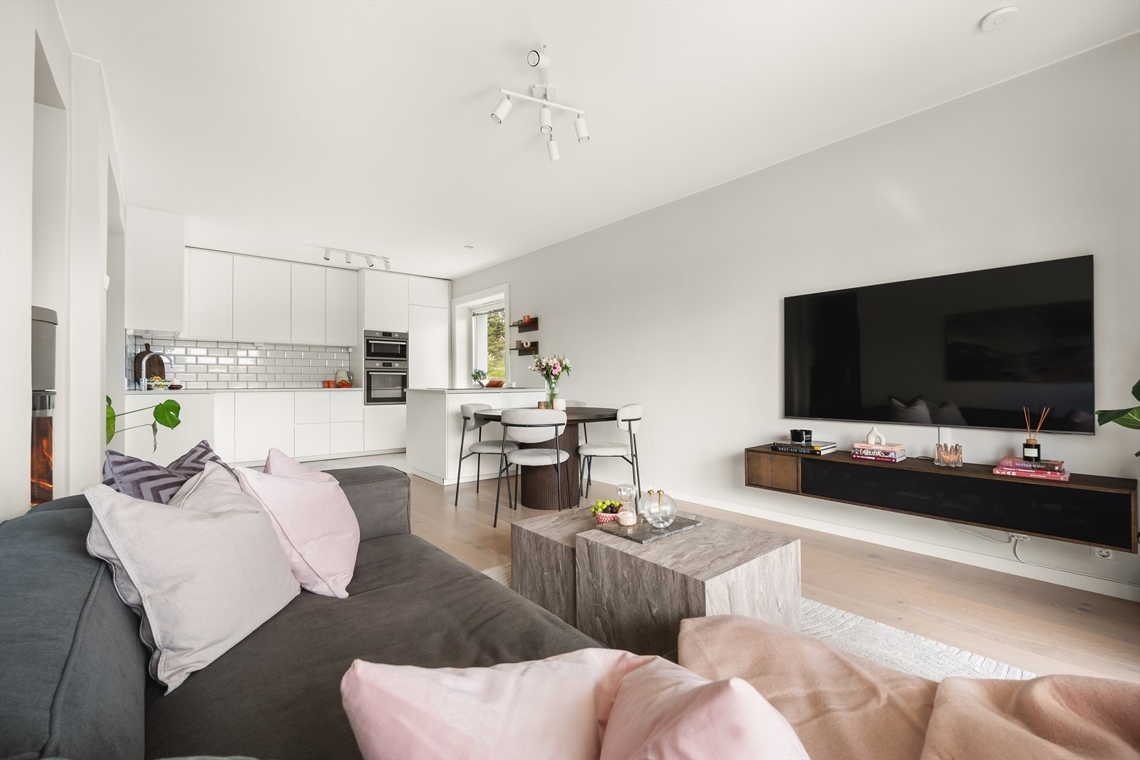 Leiligheten oppleves velholdt og gjennomført med stilrene overflater. Det er lagt en pen en-stavs parkett på gulvet og veggene er holdt i en delikat fargepalett. Galleribilde