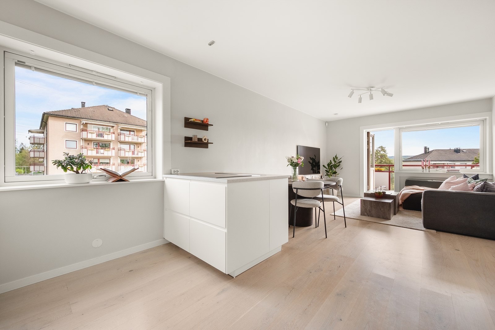 Rommet har godt lysinnslipp fra flere himmelretninger. Galleribilde