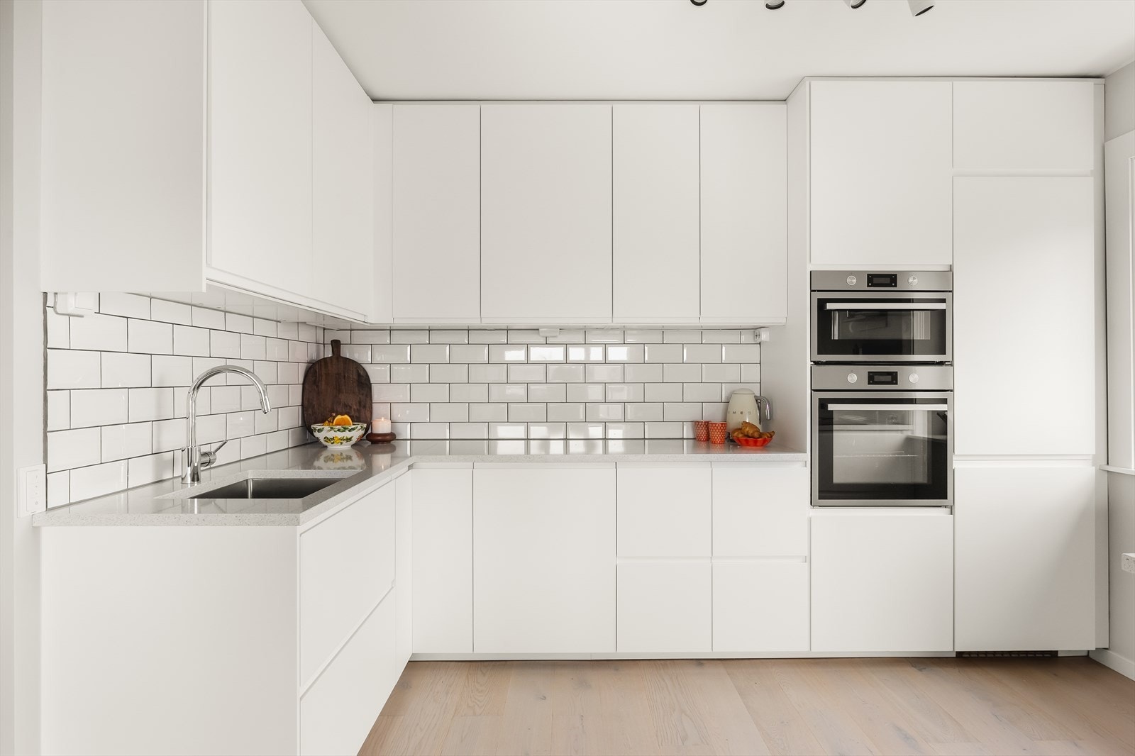 Hvitevarene er integrerte, og består av platetopp med integrert kullfilterventilator, stekeovn, mikro, oppvaskmaskin og kjøl/fryseskap. Galleribilde