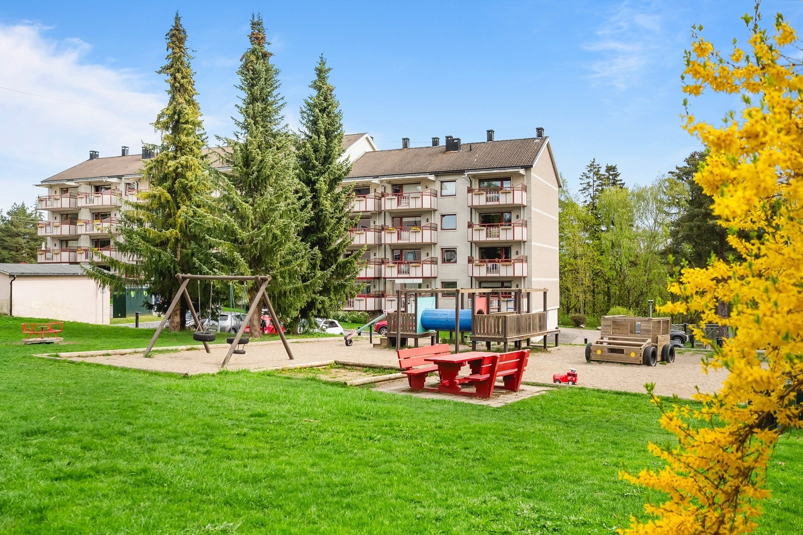 Borettslaget har store fellesarealer utenfor med plen, sittegrupper og lekeapparater. Galleribilde