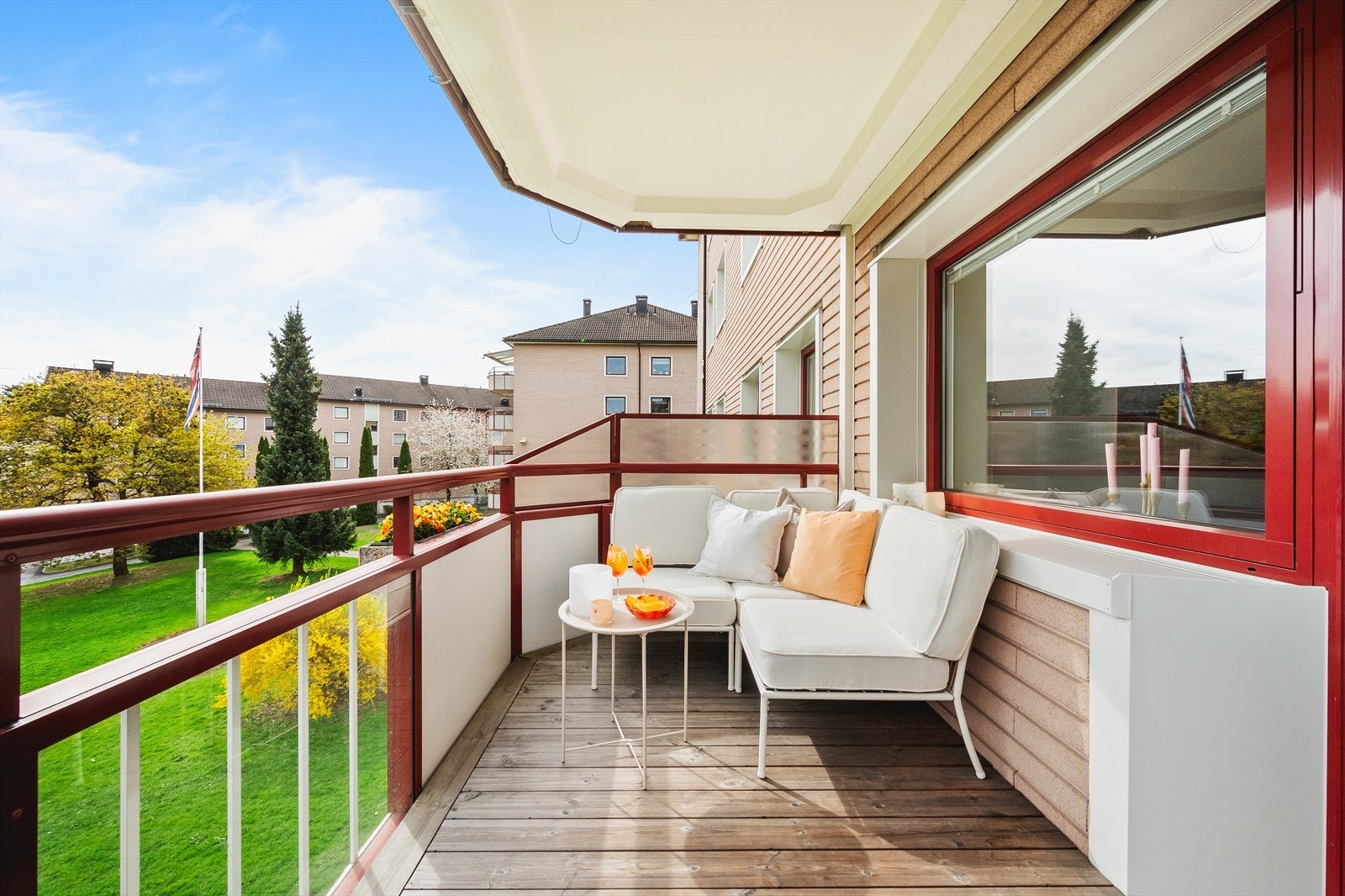 Fra stuen er det utgang til en østvendt, overbygd balkong på ca. 7 kvm. Galleribilde