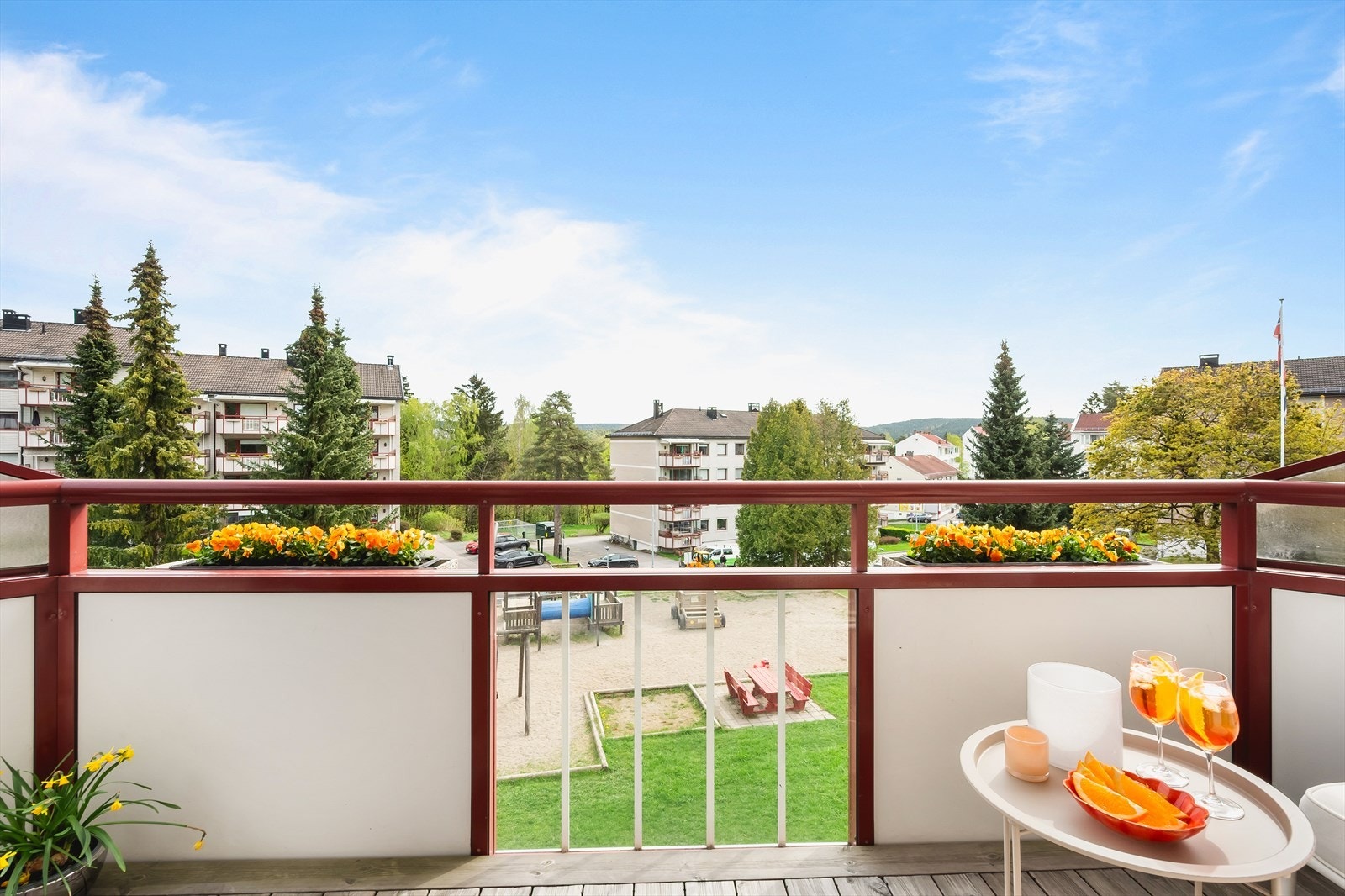 Fra balkongen er det åpent og fritt utsyn over borettslagets idylliske uteplass. Galleribilde