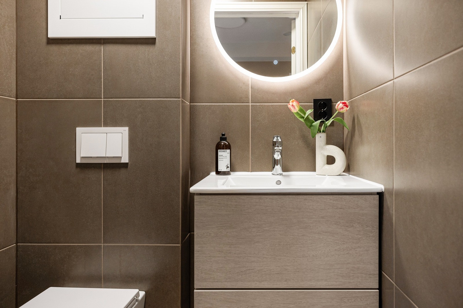 Vegg i vegg med badet, ligger toalettrommet på 1,5 kvm som også er fra 2025. Rommet er fliset og har varmekabler i gulv. Galleribilde