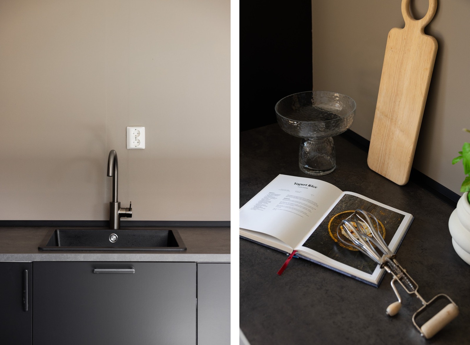 Kjøkkeninnredningen har svarte slette fronter. Benkeplaten er av laminat med nedfelt vask av kompositt. Galleribilde