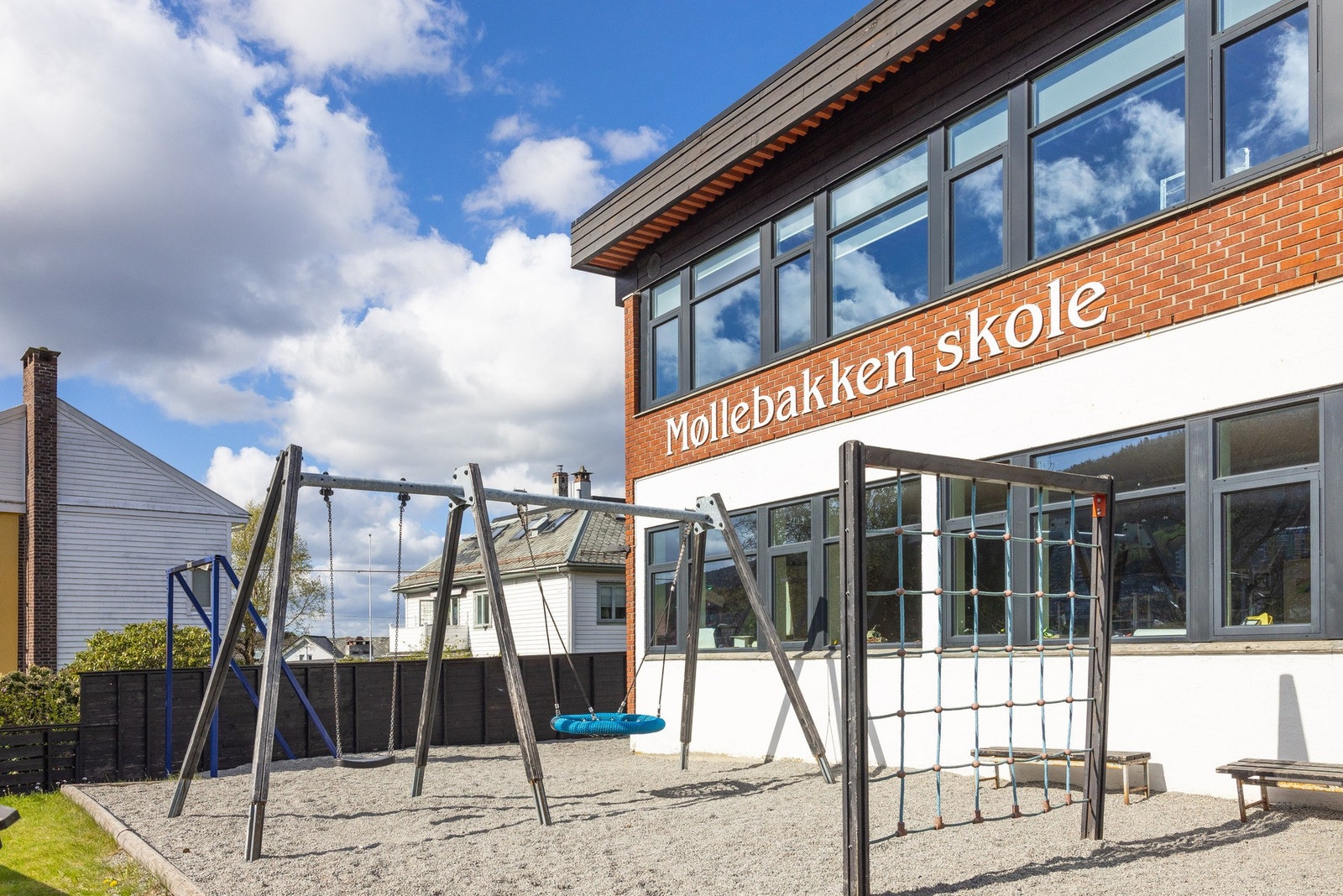 Fra leiligheten er det trygg skolevei for barna til Møllebakken skole som ligger et steinkast fra leiligheten. Galleribilde