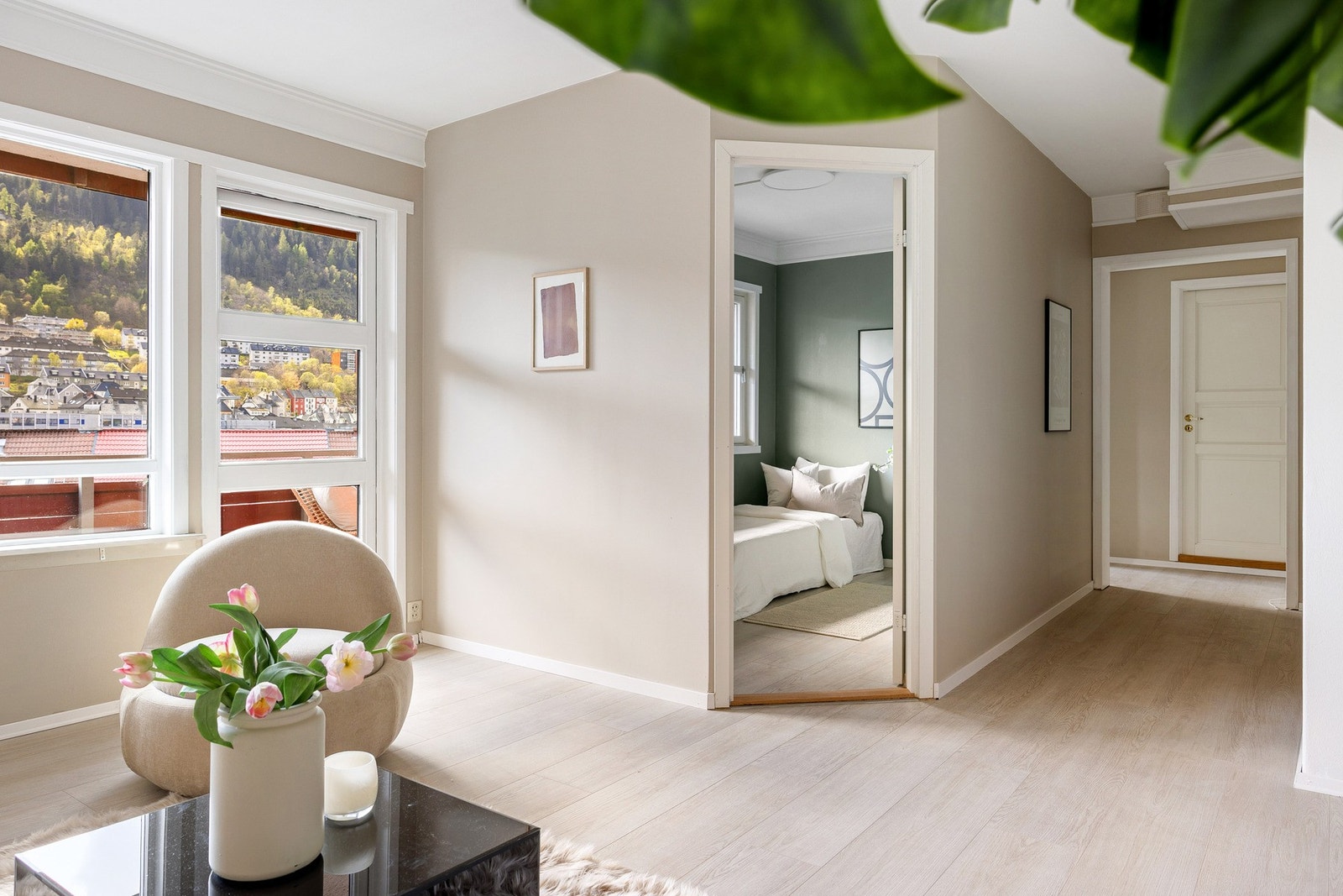 Det er mulig å ta ned lettveggene på soverommet for å gjøre stuen større. Galleribilde