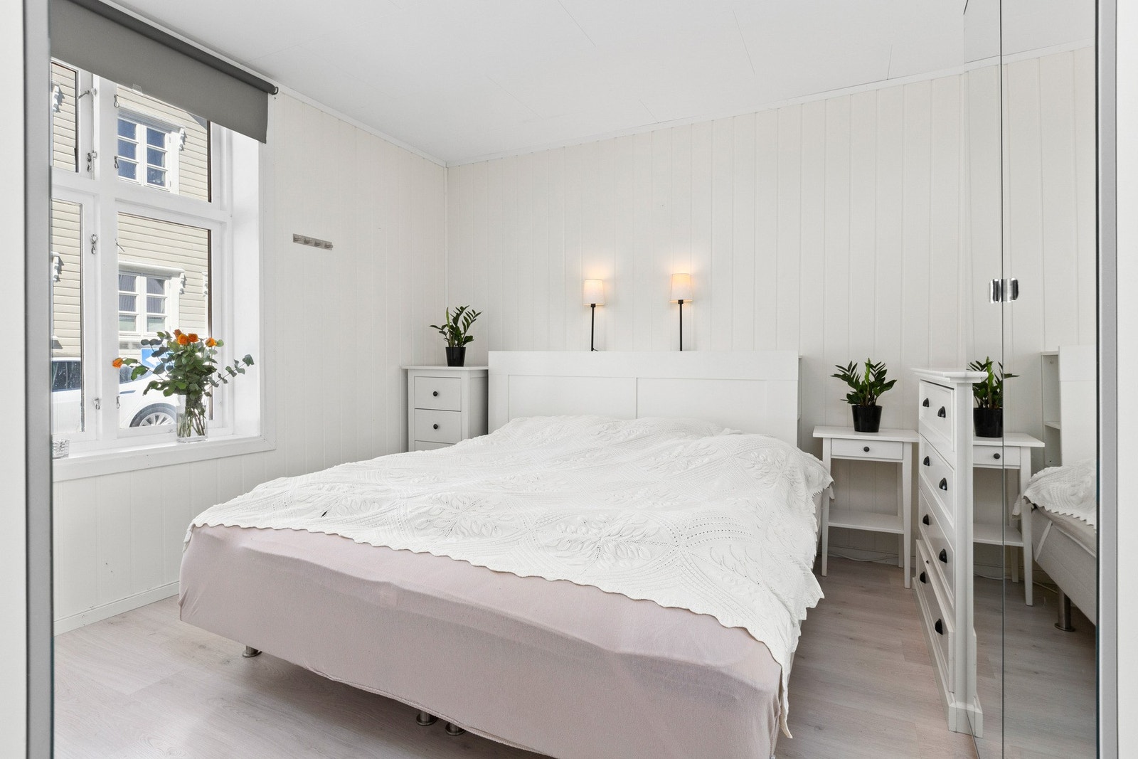 Hovedsoverom er romslig og har god plass til en dobbeltseng og nattbord på hver side av senga. Galleribilde