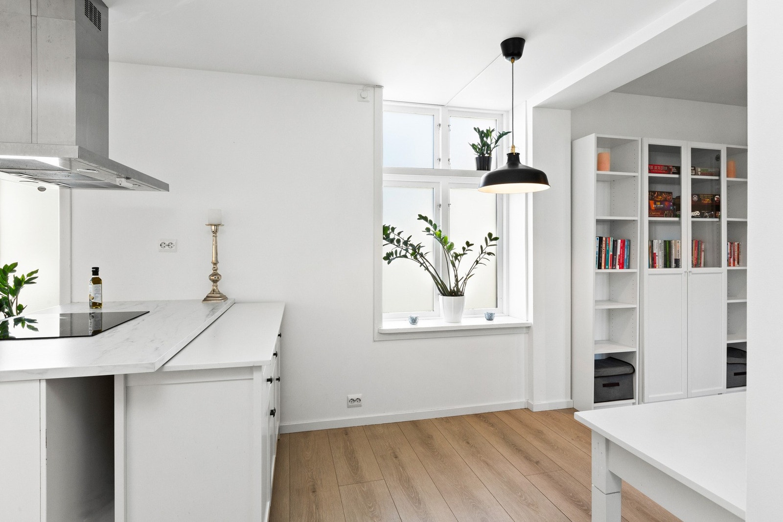 Spiseplassen har god plass til et større bord og inviterer til hyggelige måltider. Galleribilde