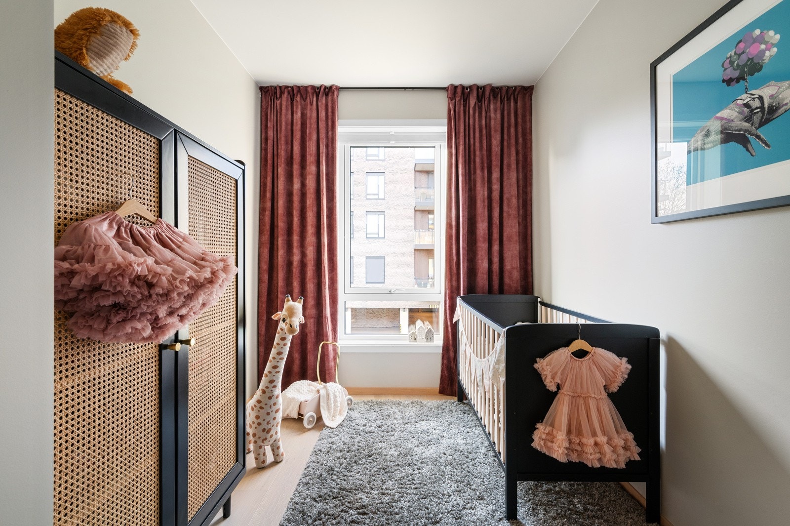 Soverom tre er av behagelig størrelse med god plass til seng, garderobeskap og skrivebord. Galleribilde