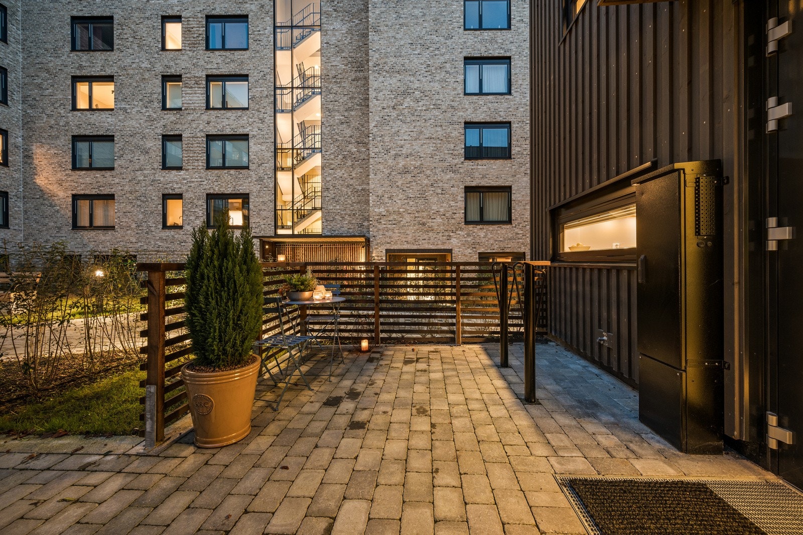Før du kommer inn i boligen blir du møtt med et koselig inngangsparti. Galleribilde