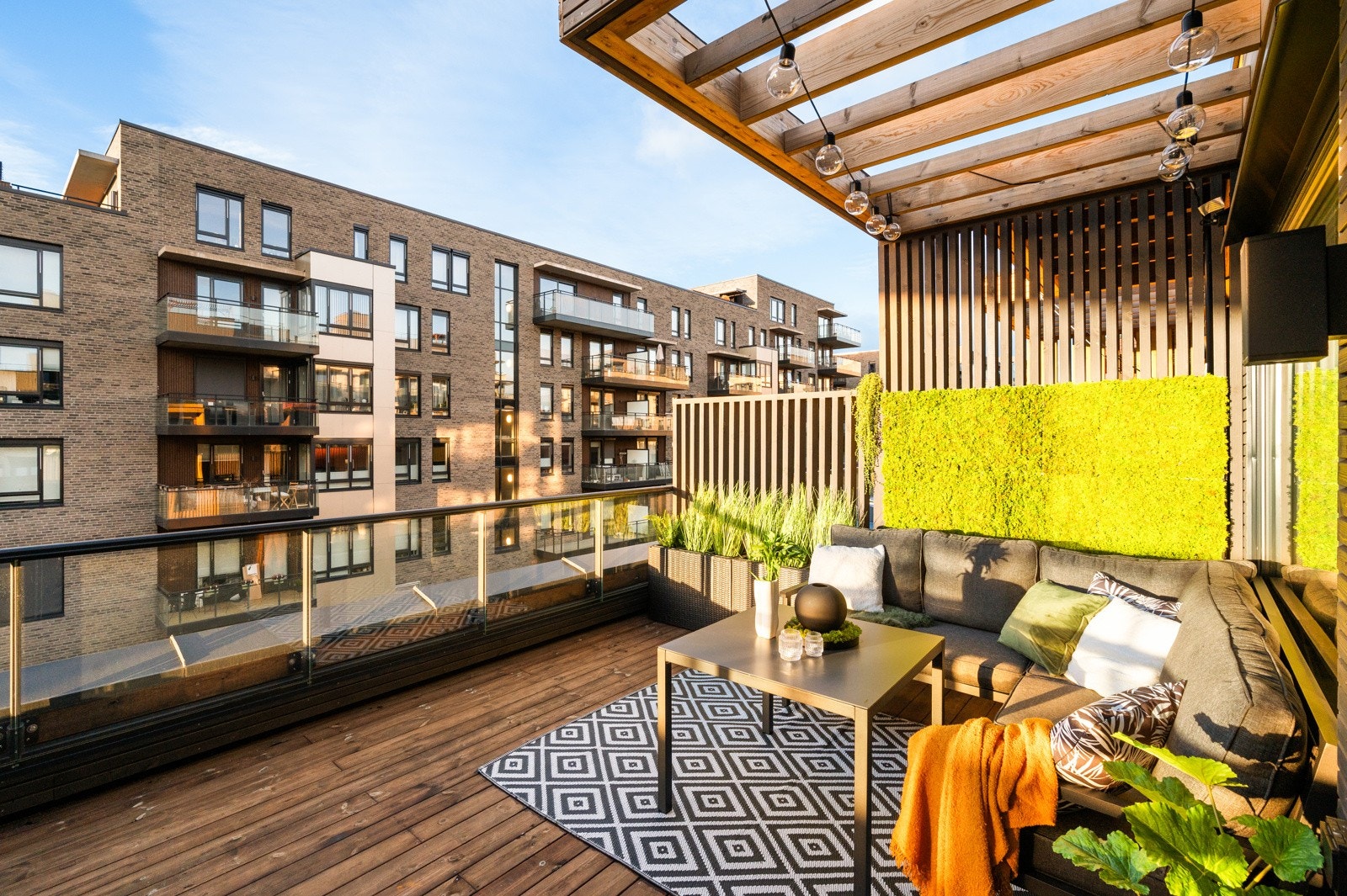 Flott takterrasse på hele 18 m² i boligens øverste etasje, som ligger høyt og fritt med hyggelig utsyn, her har du sol nesten hele dagen. Galleribilde