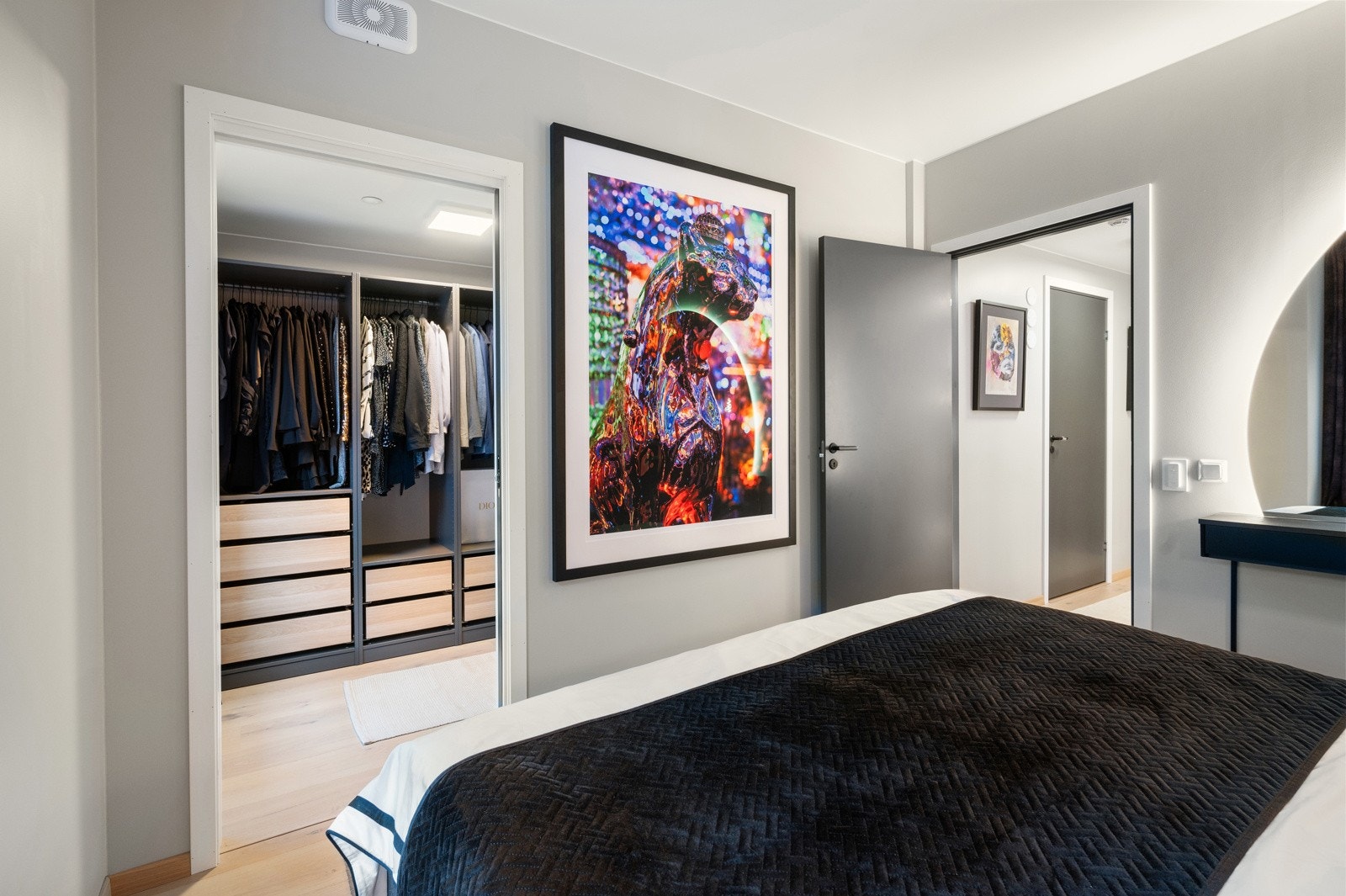 Direkte adkomst til walk.-in garderobe, med svært god lagringsplass Galleribilde