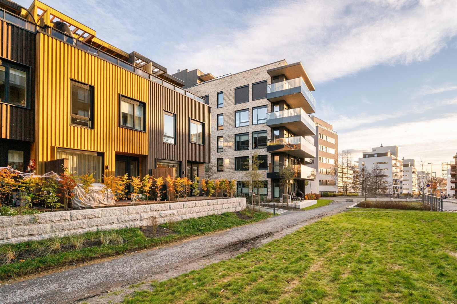 Like utenfor er et parkdrag som åpner opp mot Hovinbekken og gir mye luft mellom byggene Galleribilde