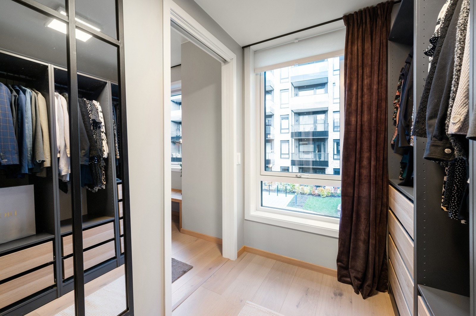 Rommet er skilt fra soverommet med en plassbesparende skyvedør Galleribilde